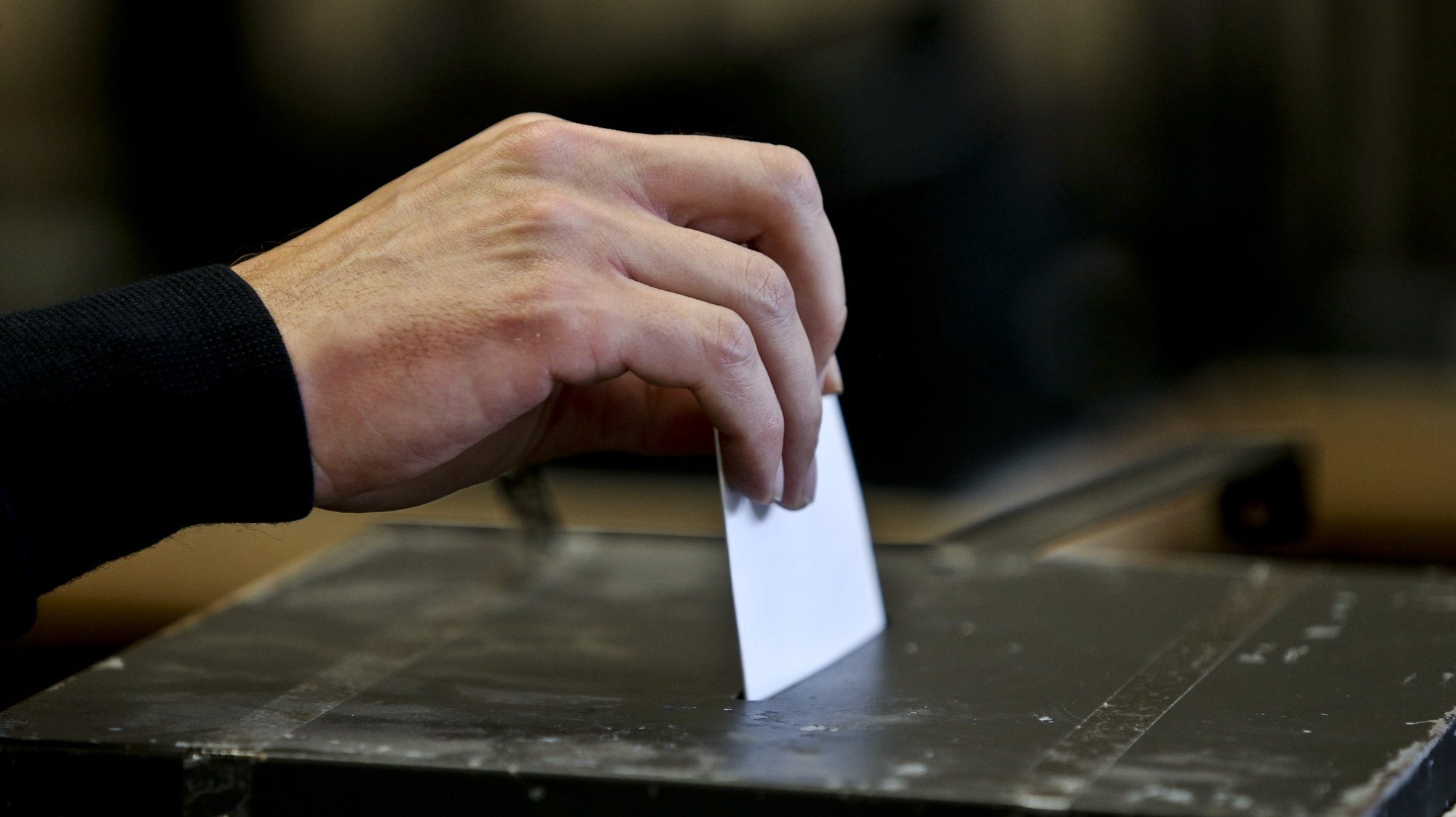 Um eleitor exerce o seu direito de voto nas Eleições Legislativas de 2015 esta manhã em Lisboa, 4 de outubro de 2015. MIGUEL A. LOPES/ LUSA
