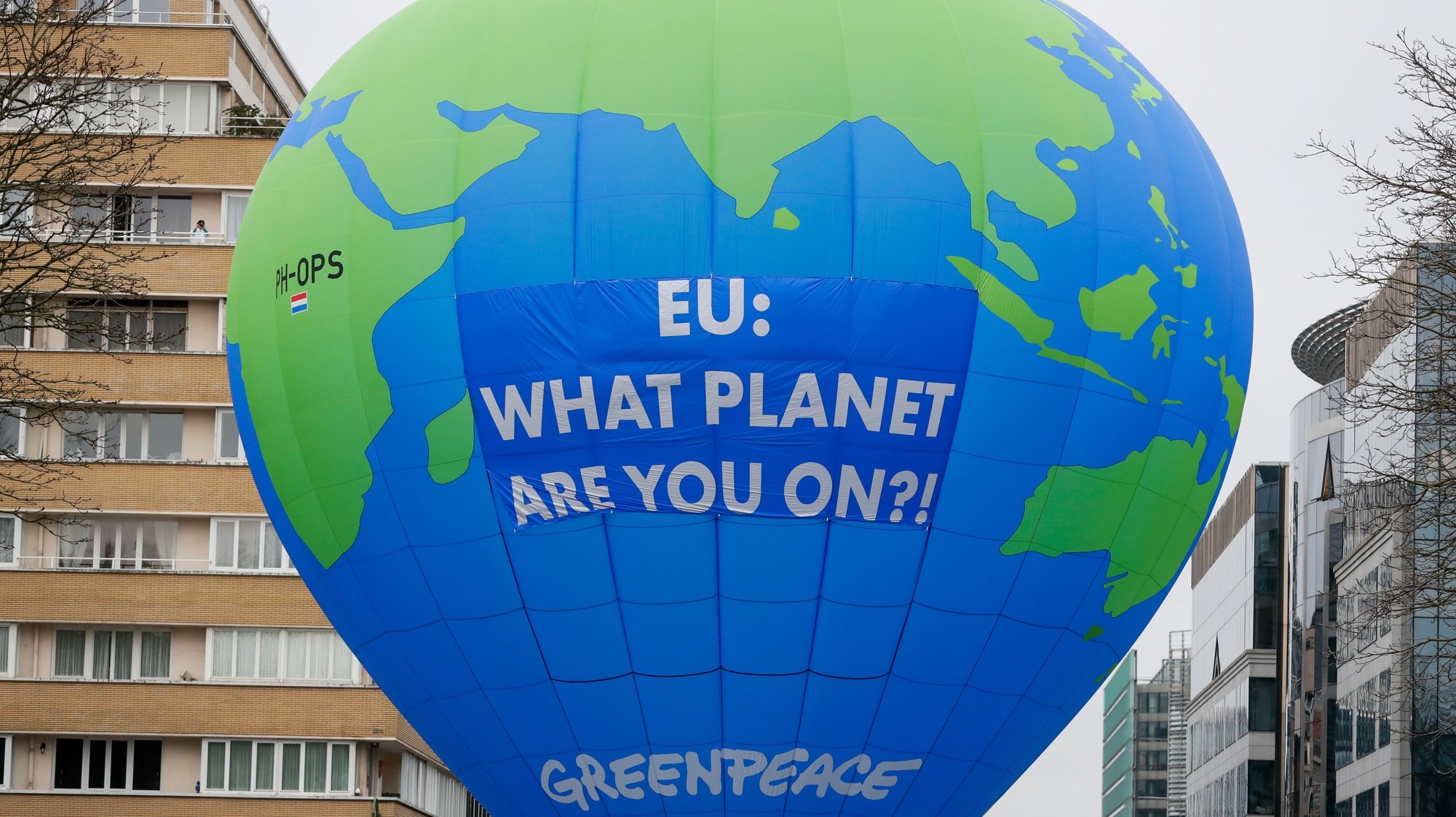 epa08873835 Environmental activists display a hot air balloon depicting the earth ahead of an EU leaders&#039; summit in Brussels, Belgium, 10 December 2020. European Union leader are expected to discuss a deal to reduce greenhouse gas emissions by at least 55 per cent by 2030 during their summit in Brussels after they failed to agree on this target in October meeting.  EPA/STEPHANIE LECOCQ
