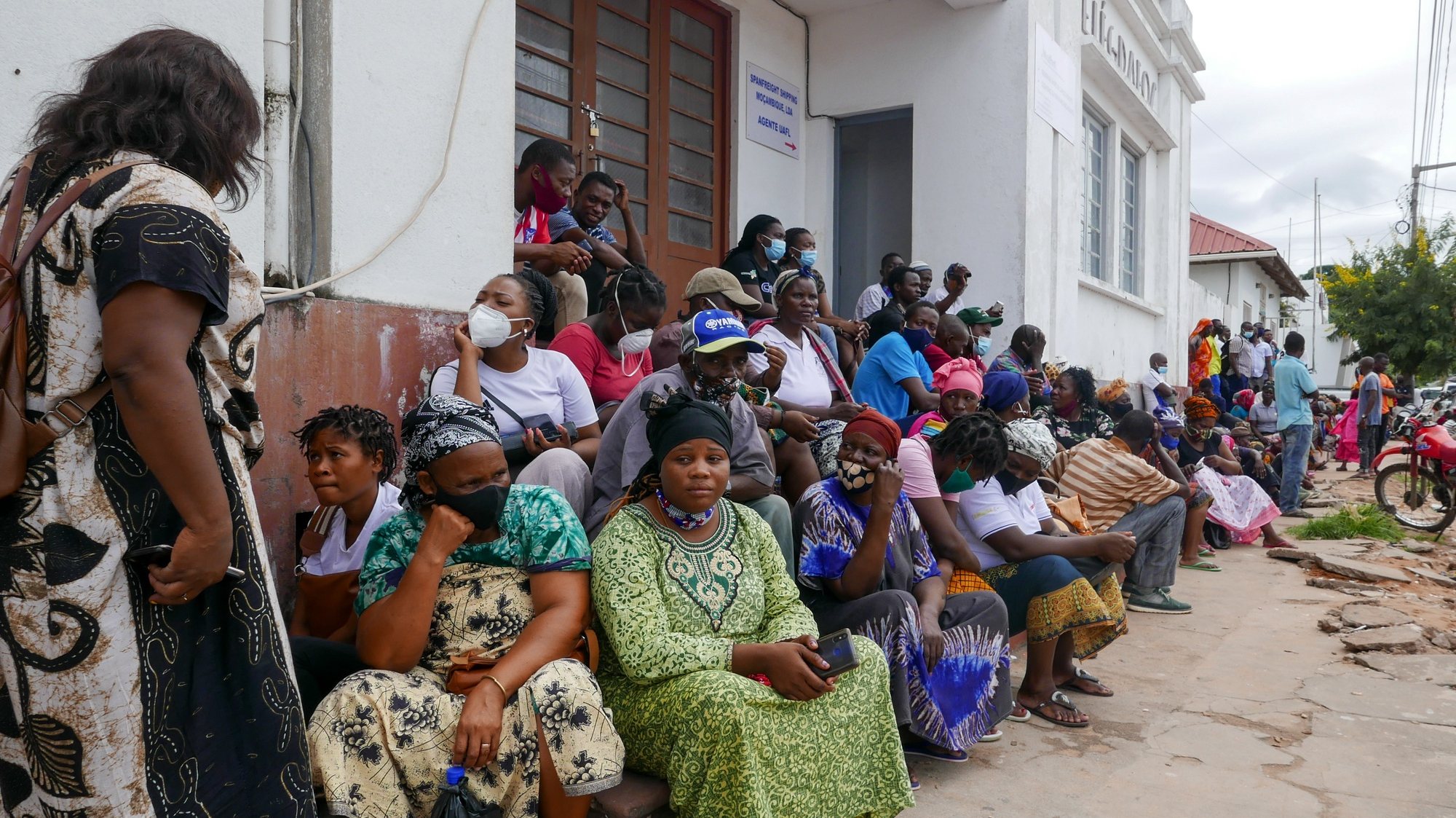 Dezenas de pessoas aguardam pela chegada de mais navios oriundos do distrito de Palma, com população que foge aos ataques de grupos rebeldes desde quarta-feira, em Pemba, Moçambique, 29 de março de 2021. LUÍS MIGUEL FONSECA/LUSA