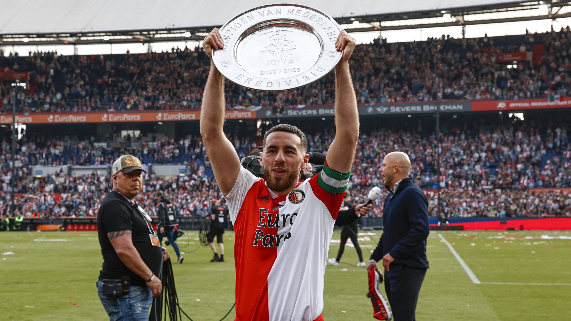 Orkun Kökçü terminou a formação no Feyenoord, estreou-se pelos seniores com 17 anos e ergueu o primeiro título de campeão aos 22 já como capitão