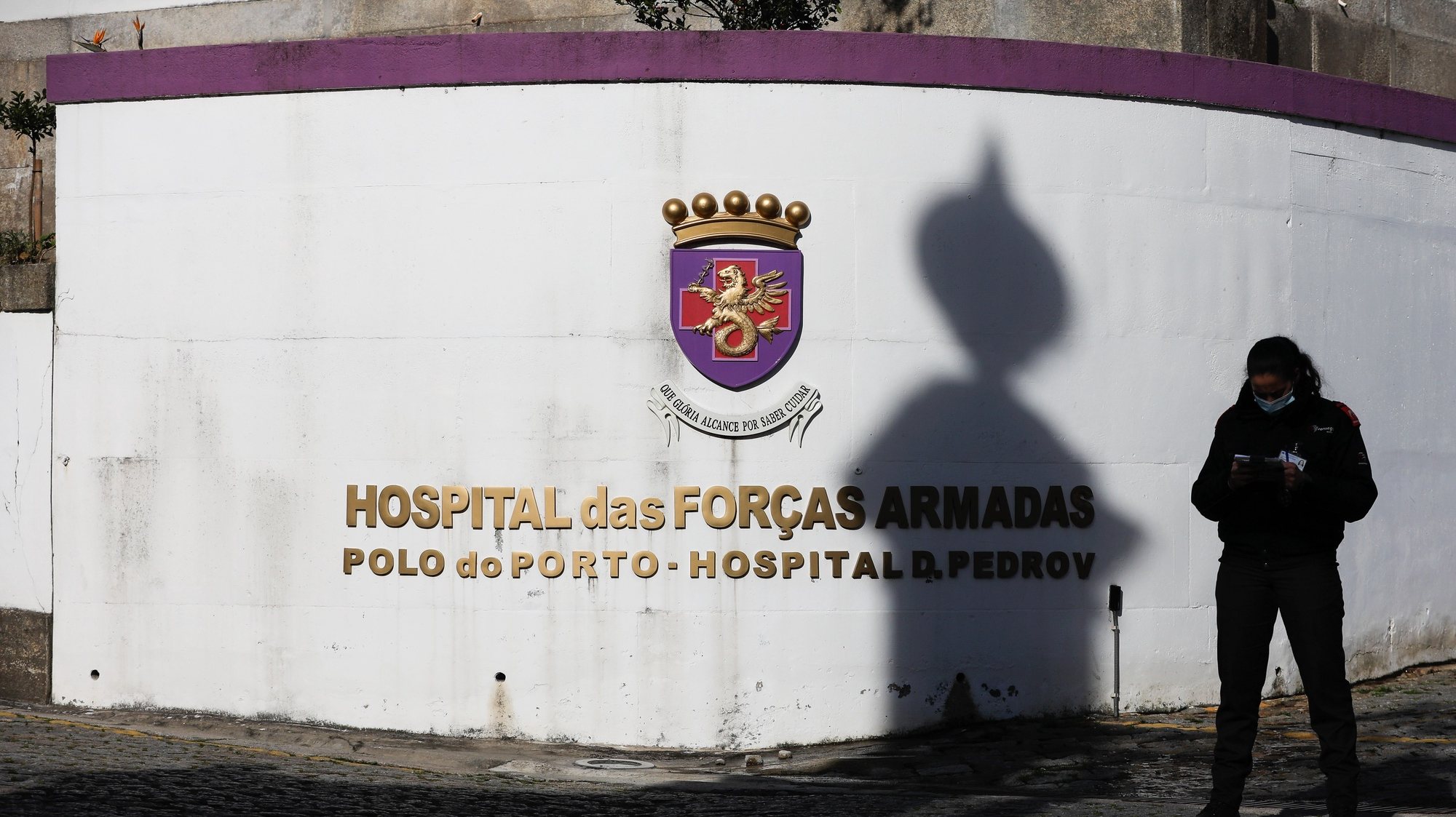Entrada do Hospital das Forças Armadas do Porto, 2 de dezembro de 2020. Preparado para “abrir portas” a qualquer momento para receber doentes dos hospitais do Norte, no Hospital das Forças Armadas do Porto a gestão da segunda vaga da pandemia é feita “diariamente” e missão continua a ser “cuidar com dignidade”. (ACOMPANHA TEXTO DE 05/12/2020) JOSÉ COELHO/LUSA