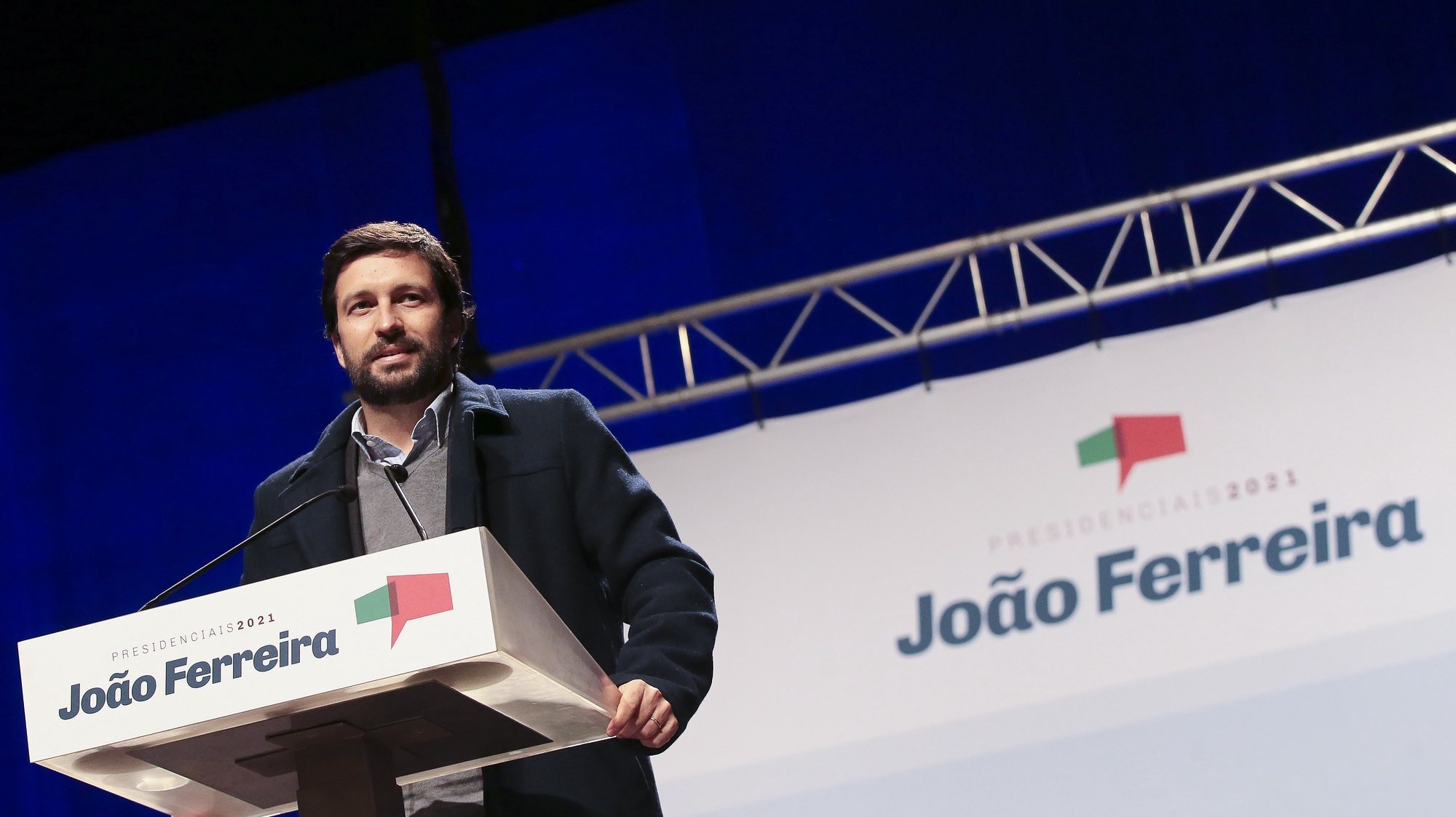 O candidato às eleições presidenciais João Ferreira discursa no comício do Partido Comunista Português (PCP), no Porto, 10 de janeiro de 2021. MANUEL FERNANDO ARAUJO/LUSA