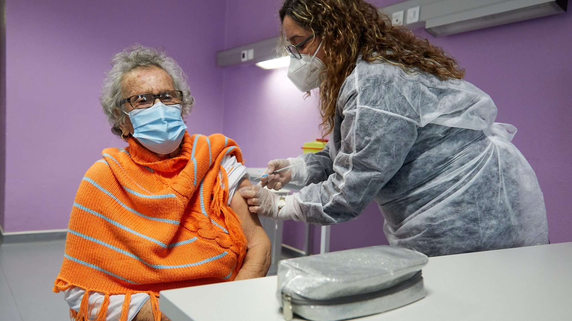 Uma utente é vacinada por uma profissional de saúde no Centro de Saúde de Olhão no dia do início do plano de vacinação da população acima dos 80 anos no Algarve, em Olhão, 08 de fevereiro 2021. VASCO CÉLIO/LUSA