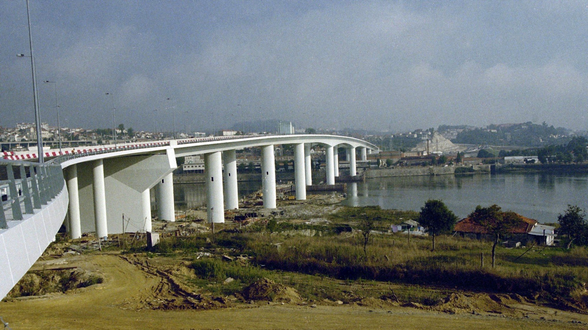 A Infraestruturas de Portugal (IP) deu início à colocação de painéis de rede para as proteções laterais da travessia sobre o Rio Douro