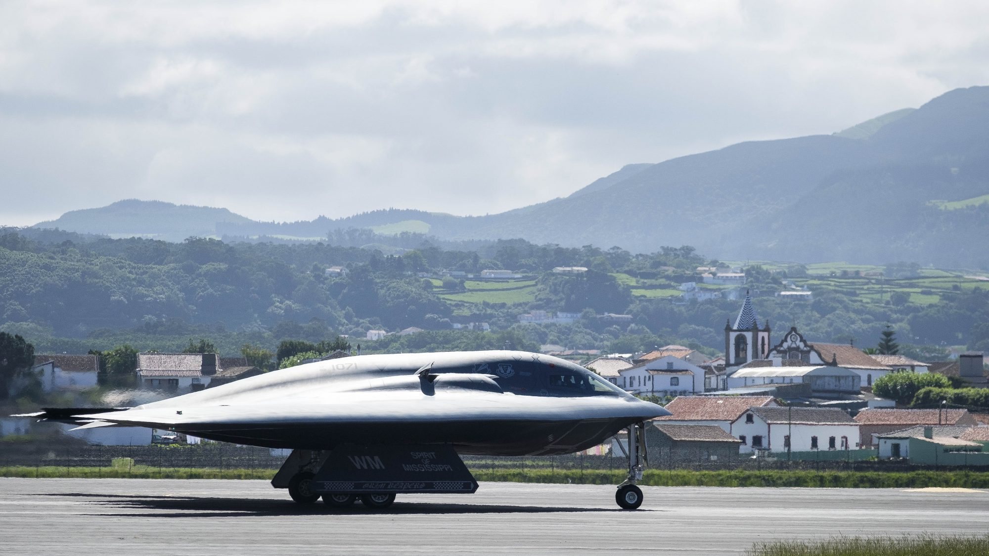 Em 2015, os EUA reduziram de 900 para 400 os trabalhadores portugueses e de 650 para 165 o pessoal militar e civil norte-americano da Base das Lajes, na Ilha Terceira, Açores.