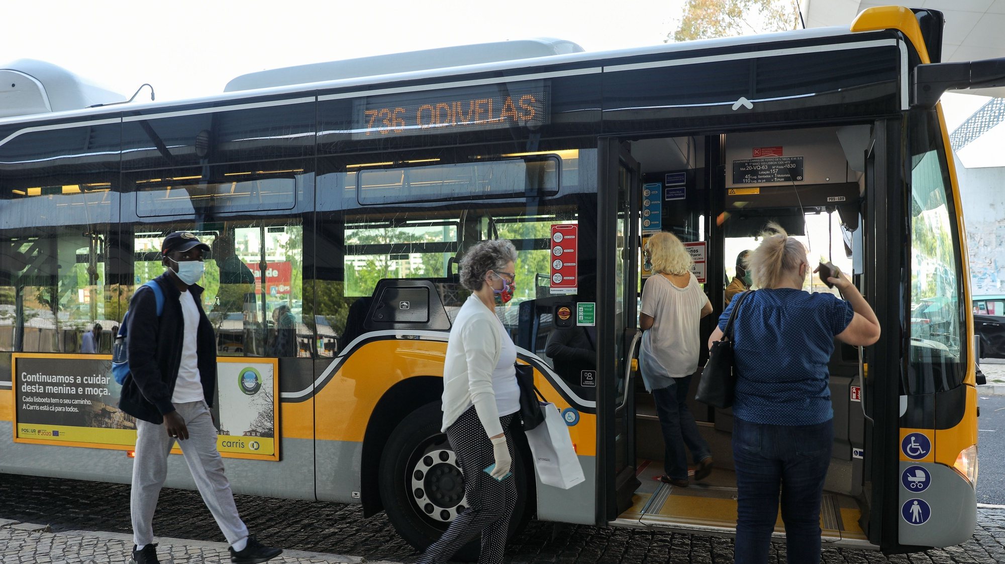Utentes na estação de autocarros do Senhor Roubado, no dia em que a área Metropolitana de Lisboa (AML) vê reforçada a oferta de transportes públicos, sobretudo de autocarros, permitindo que a capacidade fique a 90% da que existia no mesmo período do ano passado, em Odivelas, 01 de julho de 2020. MIGUEL A. LOPES/LUSA