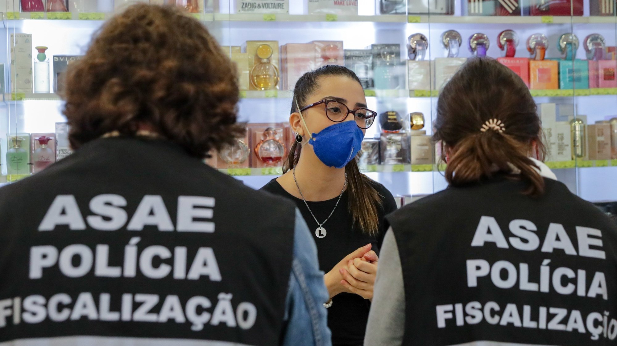 epa08380620 An inspector of Food and Economic Security Authority (ASAE) checks prices and packaging of sanitizer gel and masks at a medical supply store in Moscavide, Loures, Portugal, 23 April 2020. ASAE teams have started a nationwide inspection of the price of protective and cleaning items. Countries around the world are taking increased measures to stem the widespread of the SARS-CoV-2 coronavirus which causes the Covid-19 disease.  EPA/TIAGO PETINGA