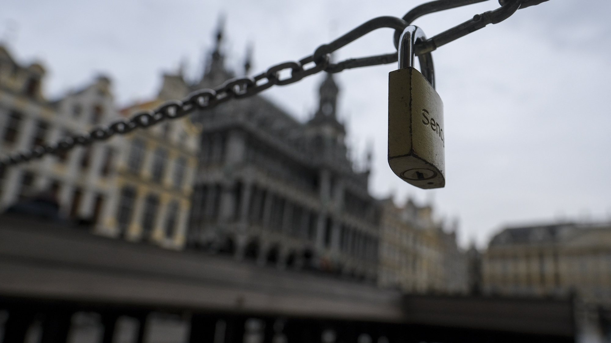 epa08759223 A chain with a lock block access to a terrace in Brussels&#039; Grand place, as Cafes and Restaurants were forced to close for four weeks, after a Belgian federal government decision in order to tackle a surging second wave of the coronavirus disease (COVID-19) in the country, in Brussels, Belgium, 20  October 2020.  EPA/OLIVIER HOSLET
