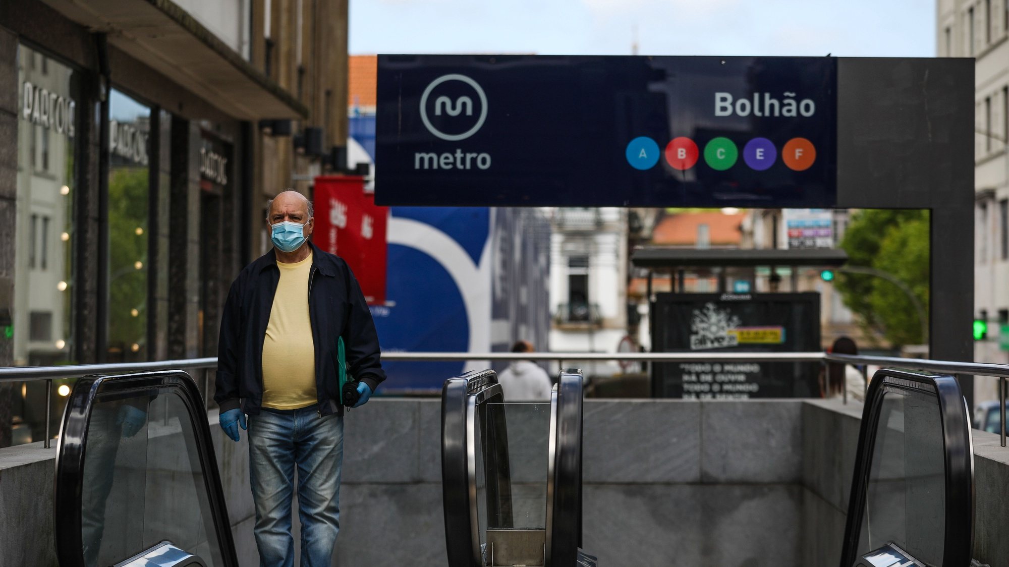 A man wears a protective mask as he exits Metro downtown Porto, northern Portugal, 11 May 2020. Local commerce, hairdressers, manicures, bookstores and automotive trade resumed activity from 04 May on, according to the Government&#039;s Discontinuation Plan released last week, in which we went from a state of emergency to a state of public calamity.JOSE COELHO/LUSA