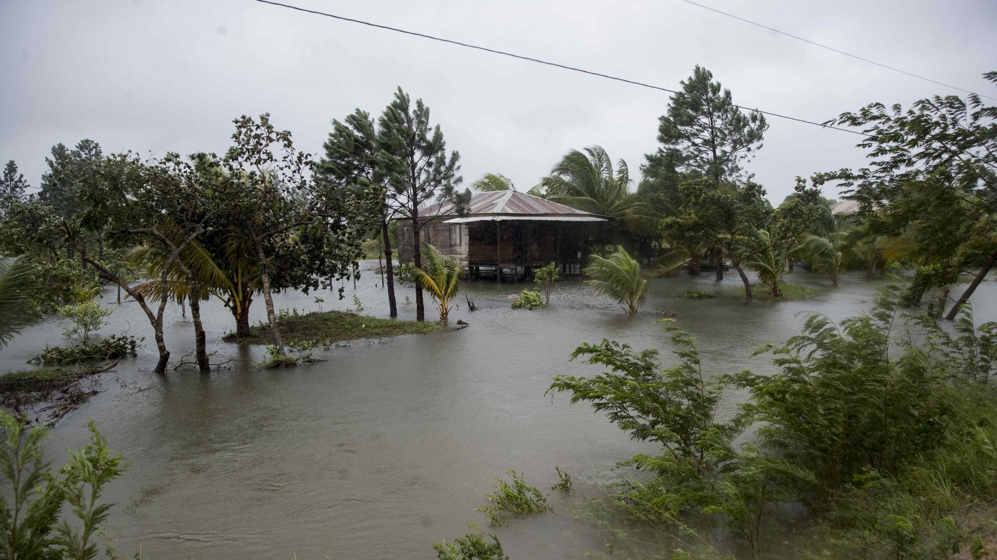 epa08797244 A house that was evacuated amid amid heavy rains brought by Hurricane Eta, in Bilwi, Nicaragua, 03 November 2020. Hurricane Eta, category 4 on the Saffir-Simpson scale and considered extremely dangerous, made landfall on 03 November on the northeast coast of Nicaragua.  EPA/JORGE TORRES