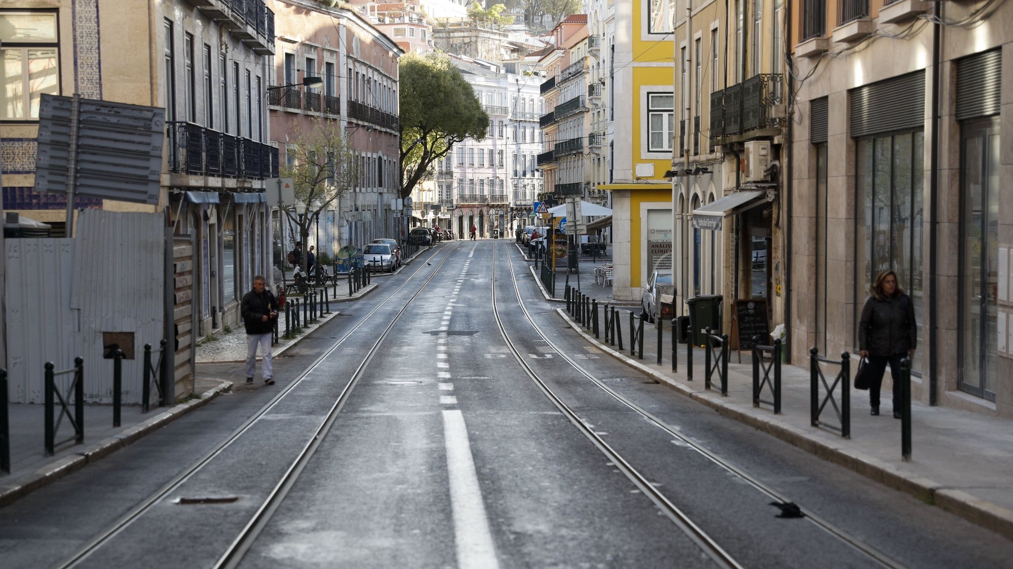 Ruas de Lisboa encontram-se quase desertas devido à pandemia do Covid-19, em Lisboa, 16 de março de 2020. Em Portugal, a Direção-Geral da Saúde (DGS) elevou no domingo o número de casos de infeção confirmados pelo Covid-19 para 245, mais 76 do que os registados no sábado. ANTÓNIO COTRIM/LUSA