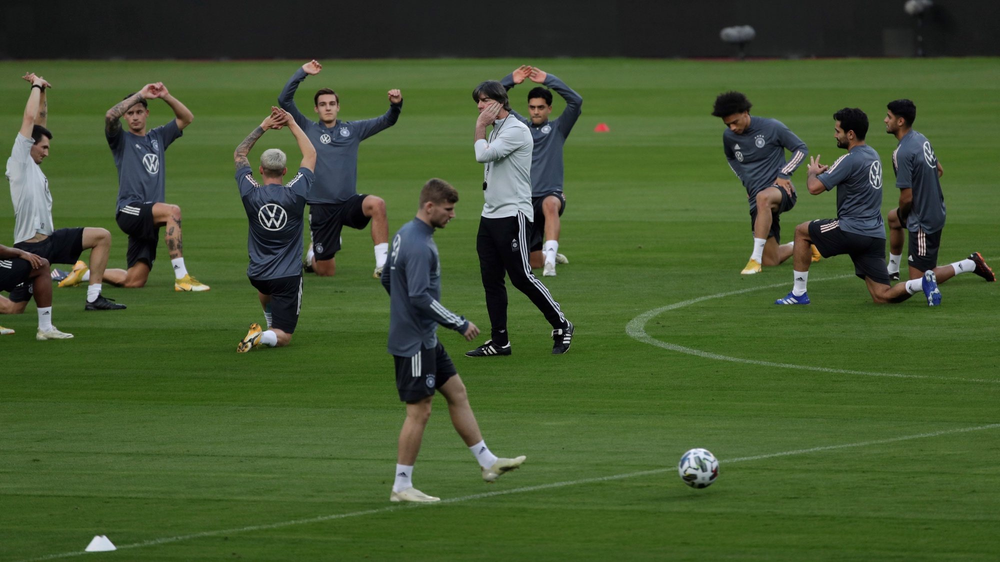 epa08824031 Germany&#039;s head coach, Joachim Low (C), leads a training session of the team in La Cartuja stadium, in Seville, southern Spain, 16 November 2020. Germany will face Spain in an UEFA Nations League group D stage match on 17 November.  EPA/Julio Munoz