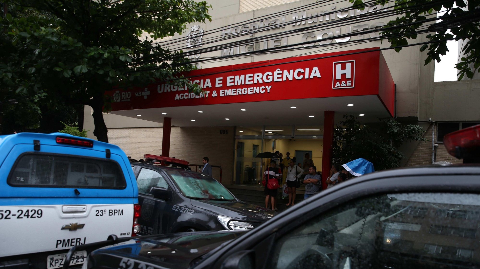 epa06284502 General view of the entry of the Miguel Couto hospital in Rio de Janeiro, Brazil, on 23 October 2017, where arrived the body of Maria Esperanza Jimenez Ruiz, 67 years old, who died after being shot by police, when the vehicle in which she was travelling allegedly failed to stop at a police checkpoint in the largest favela in Rio de Janeiro, where intense shootouts have been recorded for several weeks, official sources said.  EPA/Marcelo Sayão