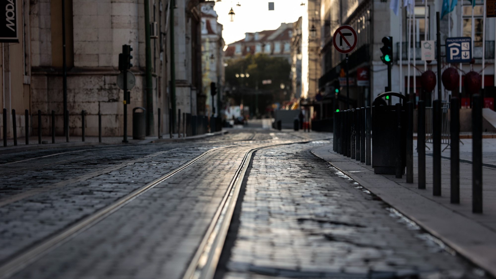 Uma rua deserta na baixa lisboeta a meio da tarde, em Lisboa, 05 de dezembro de 2020. Entre as 13:00h de sábado 05 de dezembro e as 05:00h de 06 dezembro, está em vigor o recolher obrigatório nos concelhos de risco &quot;extremamente elevado&quot; e &quot;muito elevado&quot;. JOSÉ SENA GOULÃO/LUSA