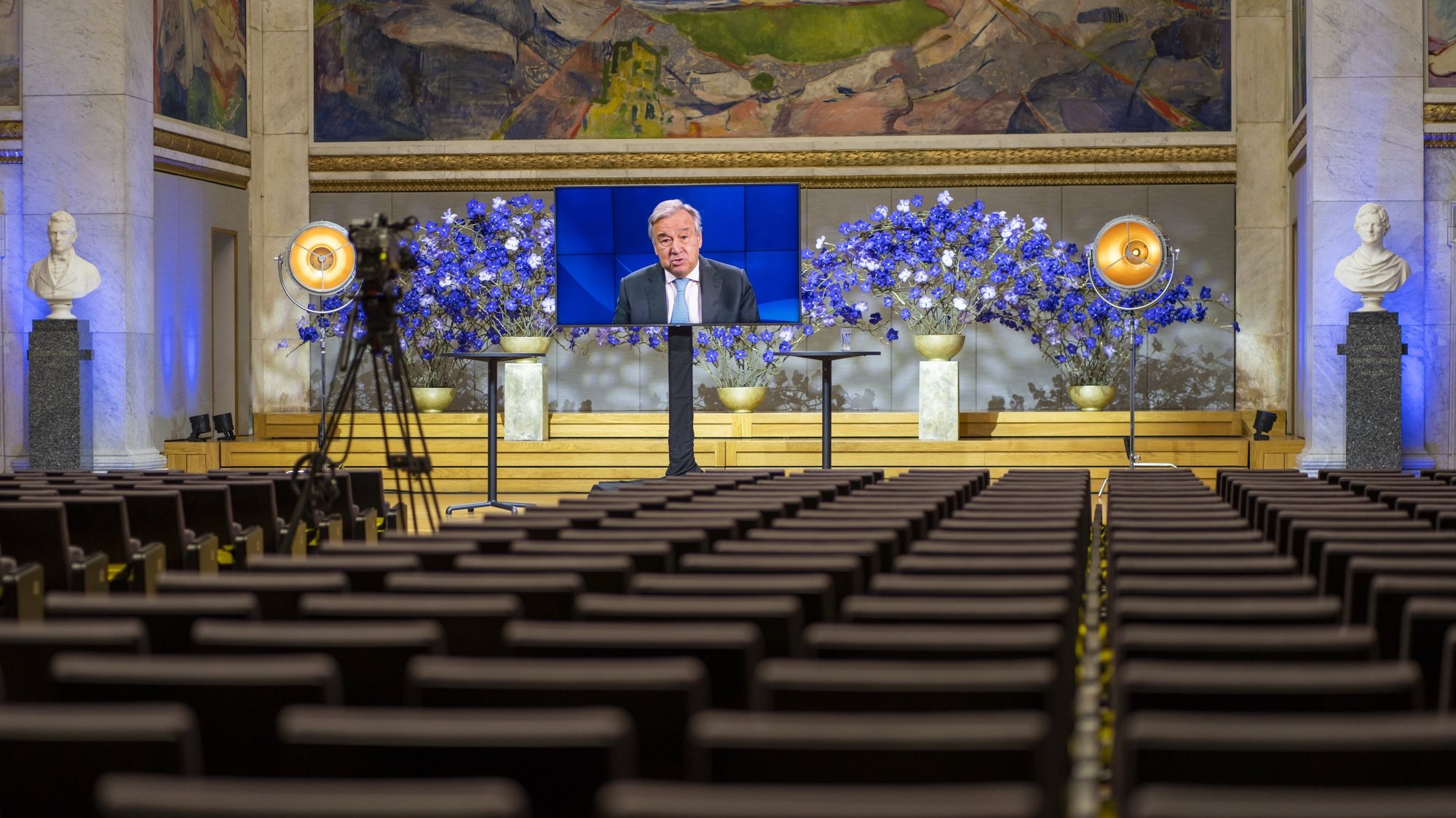 epa08877565 UN Secretary-General Antonio Guterres speaks to empty seats in the University Hall during the digital broadcast of the Nobel Peace Prize Forum 2020 in Oslo, Norway, 11 December 2020. This year&#039;s Forum&#039;s theme is &#039;Multilateralism and global governance in the wake of the Corona pandemic&#039;.  EPA/HEIKO JUNGE  NORWAY OUT