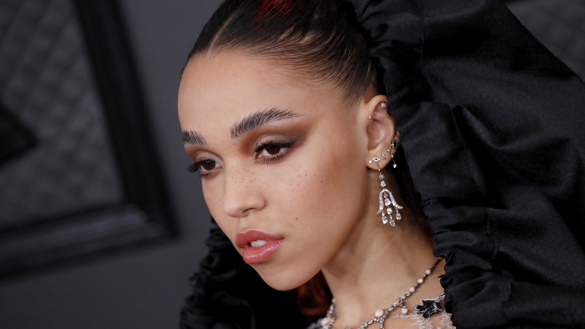 epa08168614 FKA twigs arrives for the 62nd Annual Grammy Awards ceremony at the Staples Center in Los Angeles, California, USA, 26 January 2020.  EPA/ETIENNE LAURENT