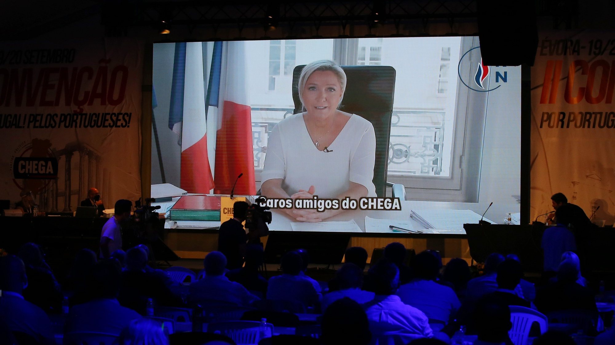 O presidente do Chega, André Ventura (D), assiste a um vídeo com uma intervenção da presidente da Rassemblement National, partido de extrema-direita francês, Marine Le Pen. Decorre hoje a II Convenção Nacional do Chega, em Évora, 20 de setembro de 2020. NUNO VEIGA/LUSA