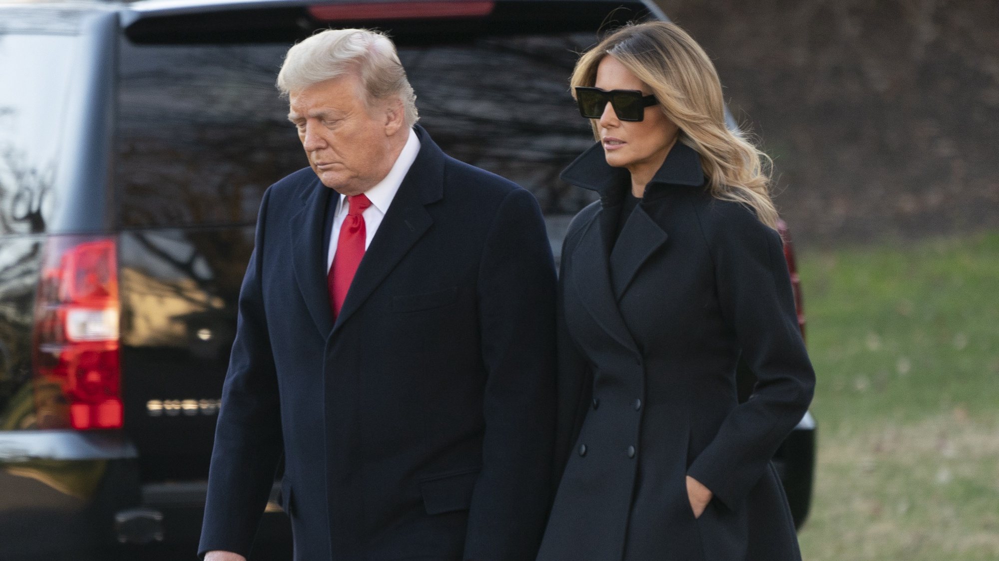 epa08901796 US President Donald J. Trump and First lady Melania Trump (R) depart the White House, in Washington, DC, USA, 23 December 2020, headed out to Mar-a-Lago in Palm Beach, Florida.  EPA/Chris Kleponis / POOL