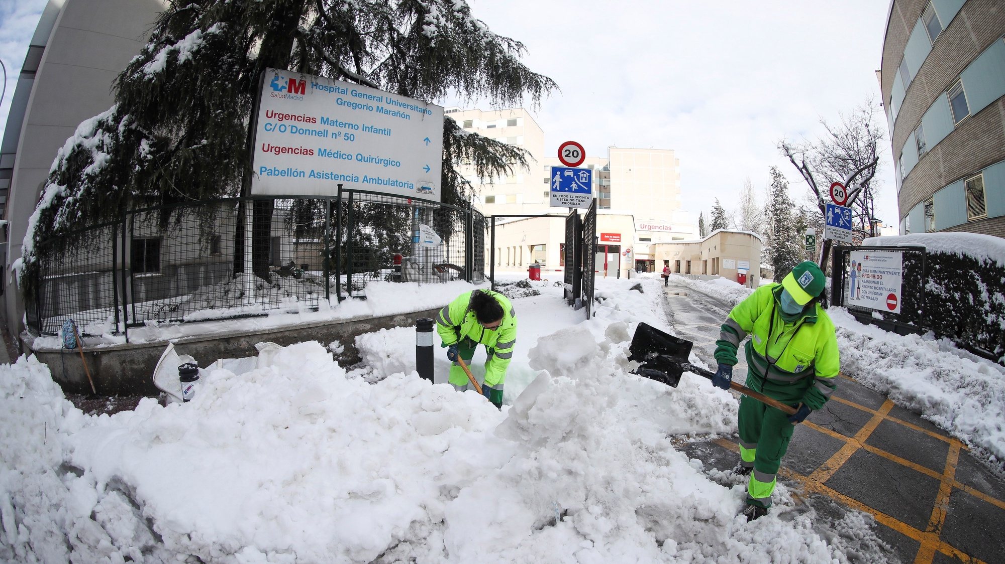 epa08930089 Municipal workers clear the snow in the surroundings of Gregorio Maranon Hospital in the aftermath of Storm Filomena in Madrid, Spain, 10 January 2021.  EPA/David Fernandez