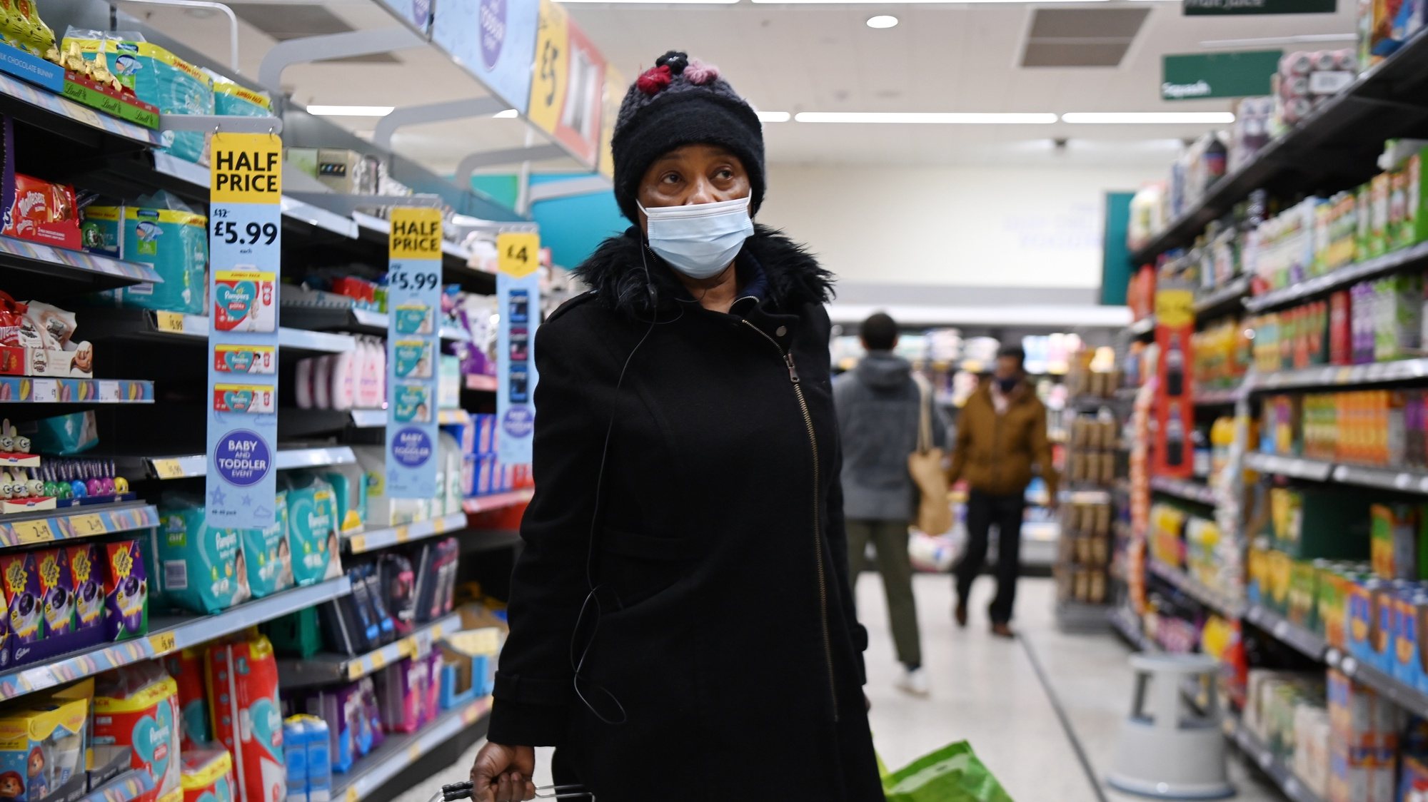 epa08932859 A shopper at a Morrisons supermarket in London, Britain, 12 January 2021. Supermarket chains Morrisons and Sainsbury&#039;s have announced that they will enforce stricter shopping measures by insisting on customers wearing face coverings. Britain&#039;s national health service (NHS) is coming under severe pressure as Covid-19 hospital admissions continue to rise across the UK.  EPA/ANDY RAIN