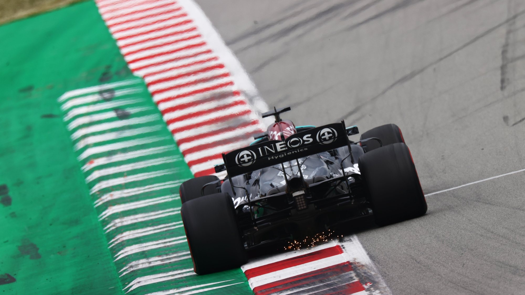 Uma imagem da traseira do Mercedes de Lewis Hamilton, aquela que tem sido a mais habitual entre todos os corredores da Fórmula 1 nos últimos anos