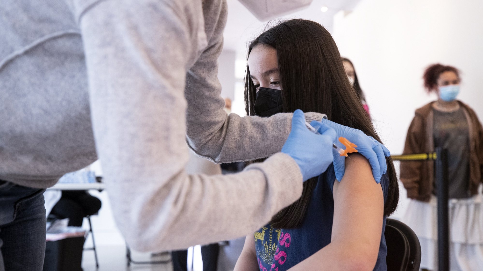 epa09198572 A 15-year-old girl receives a dose of COVID-19 vaccine during a vaccination drive organized by the Annenberg Foundation and Mickey Fine Pharmacy for teenagers aged between 12 and 15 at the Annenberg Foundation in Los Angeles, California, USA, 13 may 2021. The Pfizer vaccine was cleared on 13 May to be inoculated in people of 12 years of age and older.  EPA/ETIENNE LAURENT