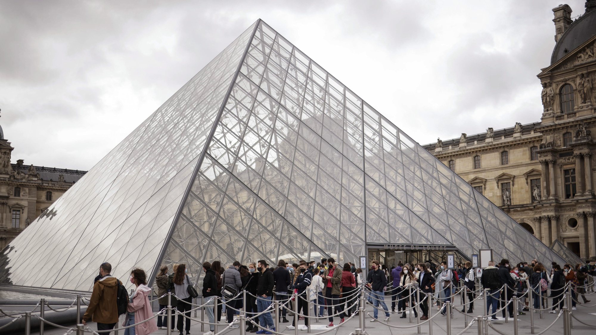 Visitantes na entrada do Museu do Louvre, em Paris, França