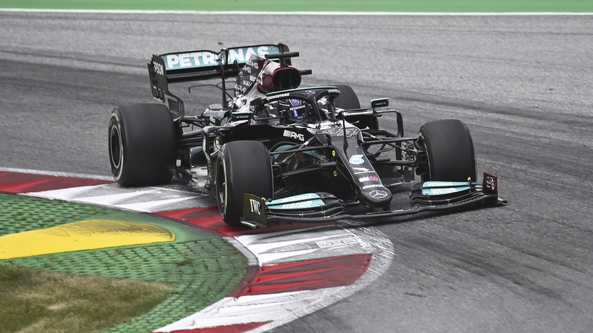 epa09305691 British Formula One driver Lewis Hamilton of Mercedes-AMG Petronas in action during the Formula One Grand Prix of Styria at the Red Bull Ring in Spielberg, Austria, 27 June 2021.  EPA/CHRISTIAN BRUNA