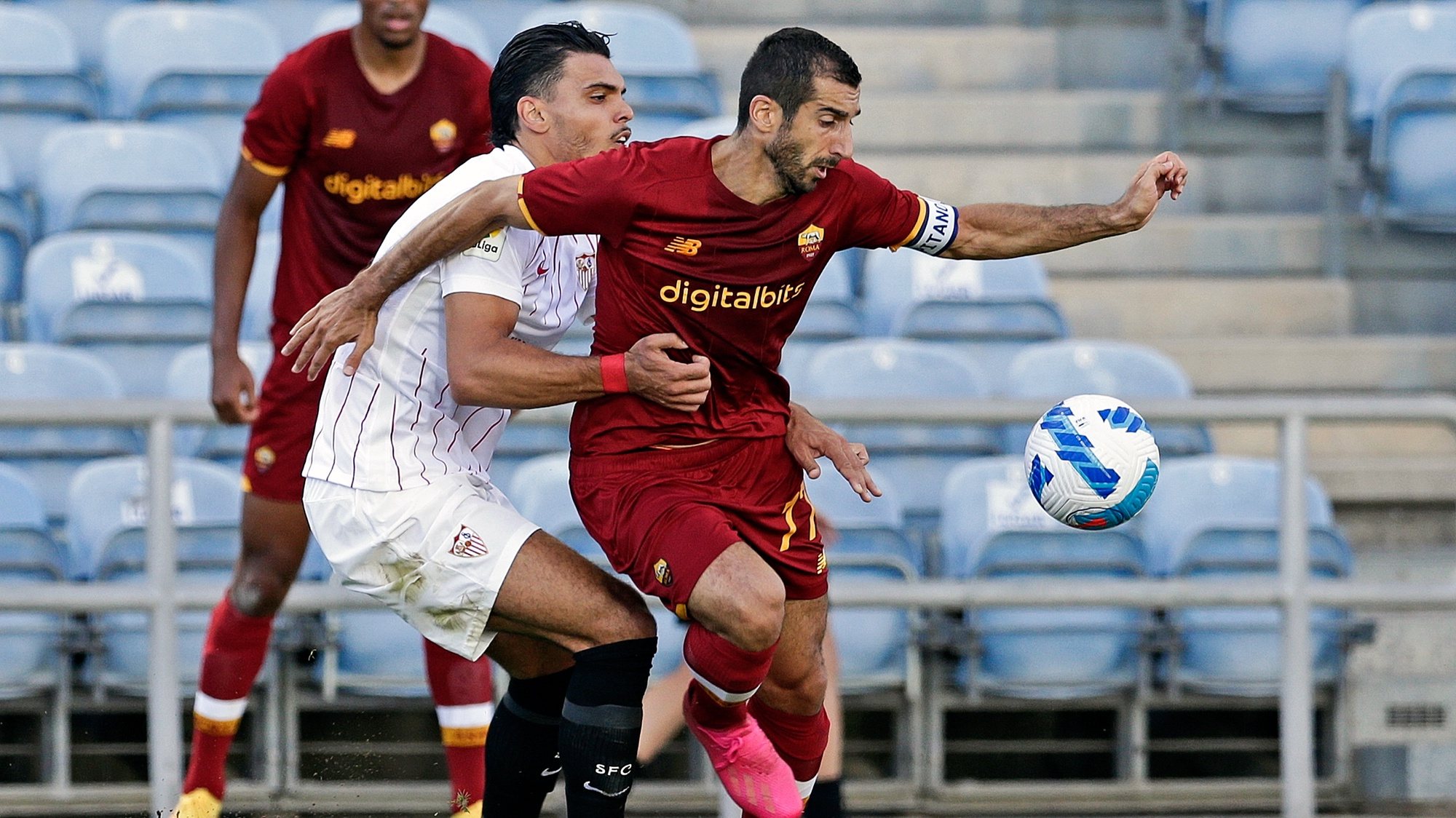 O jogador do Sevilha, Karim Rekik (E), em ação contra o jogador do Roma, Henrikh Mkhitaryan, durante o jogo particular realizado no Estádio Algarve, em Faro, 31 de julho de 2021. RICARDO NASCIMENTO/LUSA