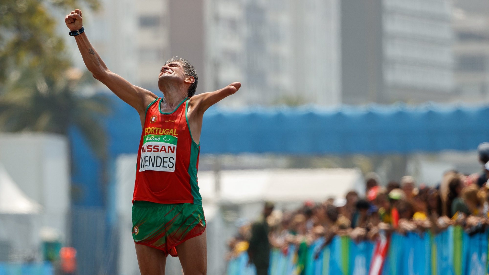 epa05546482 Manuel Mendes of Portugal finishes with a Bronze Medal in the Men&#039;s T46 Marathon during the Rio 2016 Paralympic Games, at Fort Copacabana in Rio de Janeiro, Brazil, 18 September 2016.  EPA/AL TIELEMANS for OIS/IOC  HANDOUT EDITORIAL USE ONLY/NO SALES