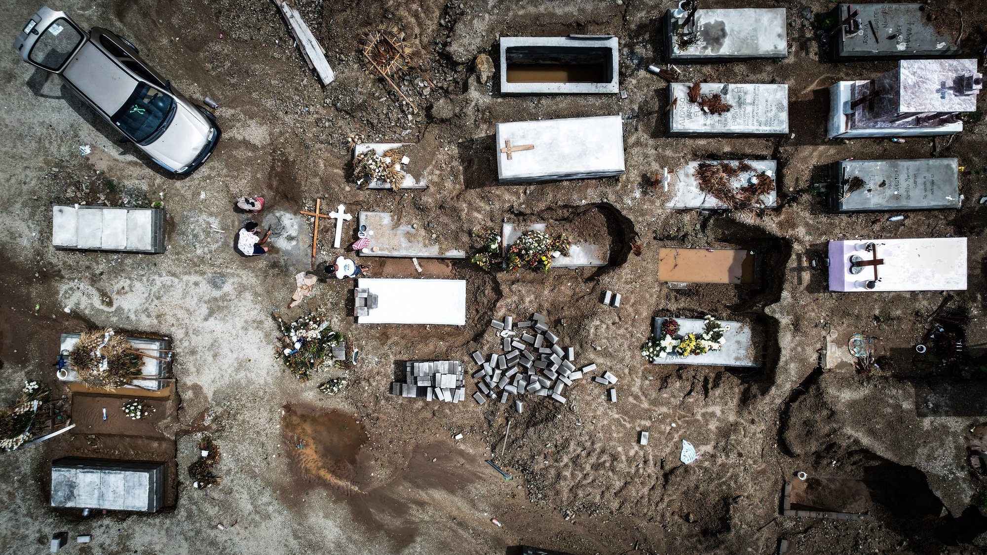 epa09402184 A picture taken with a drone of new graves construction in a pantheon in the Acapulco resort, Guerrero state, Mexico, 06 August 2021. The Ministry of Health of Mexico reported this 06 August 21,563 new confirmed infections of covid-19, for a total of 2,944,226 cases, in addition to 568 new deaths, reaching 243,733 deaths, in the middle of the third wave of the pandemic.  EPA/David GuzmÃ¡n