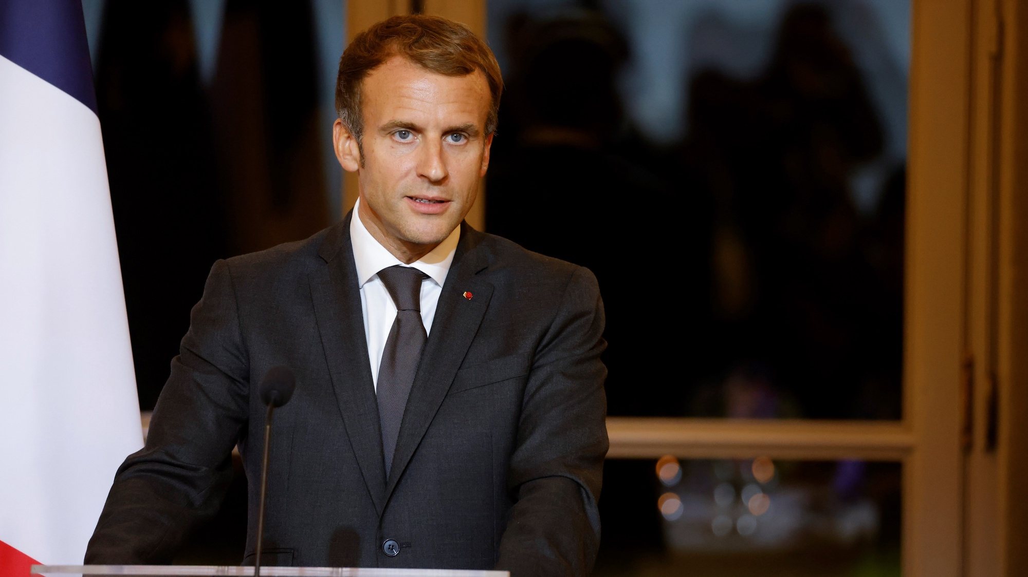 epa09498366 French President Emmanuel Macron delivers a speech as he hosts a dinner at the Elysee Palace as part of the closing ceremony of the Africa2020 season, which presented the views of the civil society from the African continent and its recent diaspora in different sectors of activity in Paris, France, 30 September 2021. - The Season 2020 focused on innovation in the arts, sciences, technology, entrepreneurship and the economy.  EPA/LUDOVIC MARIN / POOL  MAXPPP OUT