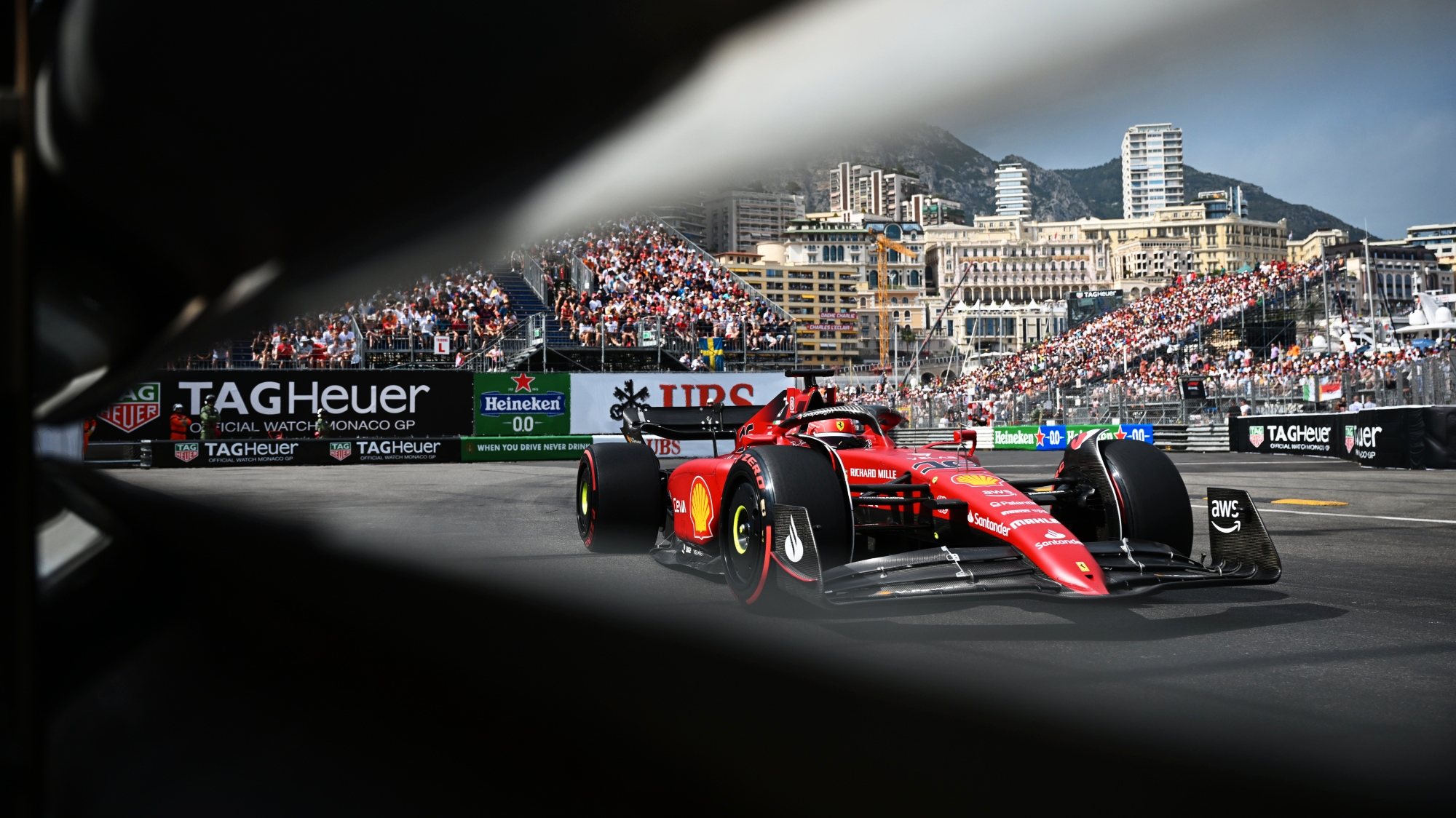 Leclerc foi de novo o mais rápido na qualificação no circuito do Mónaco, tendo a seu lado na primeira linha da grelha o companheiro da Ferrari, Carlos Sainz
