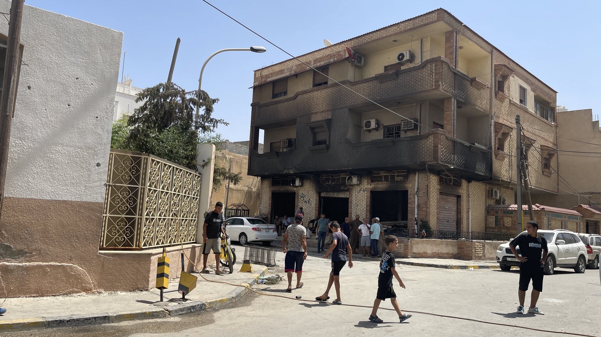 epa10143455 Exterior view of fire damages at a house after the previous day&#039;s clashes in central Tripoli, Libya, 28 August 2022. At least 32 people were killed and 159 injured in the clashes in Tripoli on 27 August 2022, the country&#039;s Health Ministry said on 28 August.  EPA/STRINGER