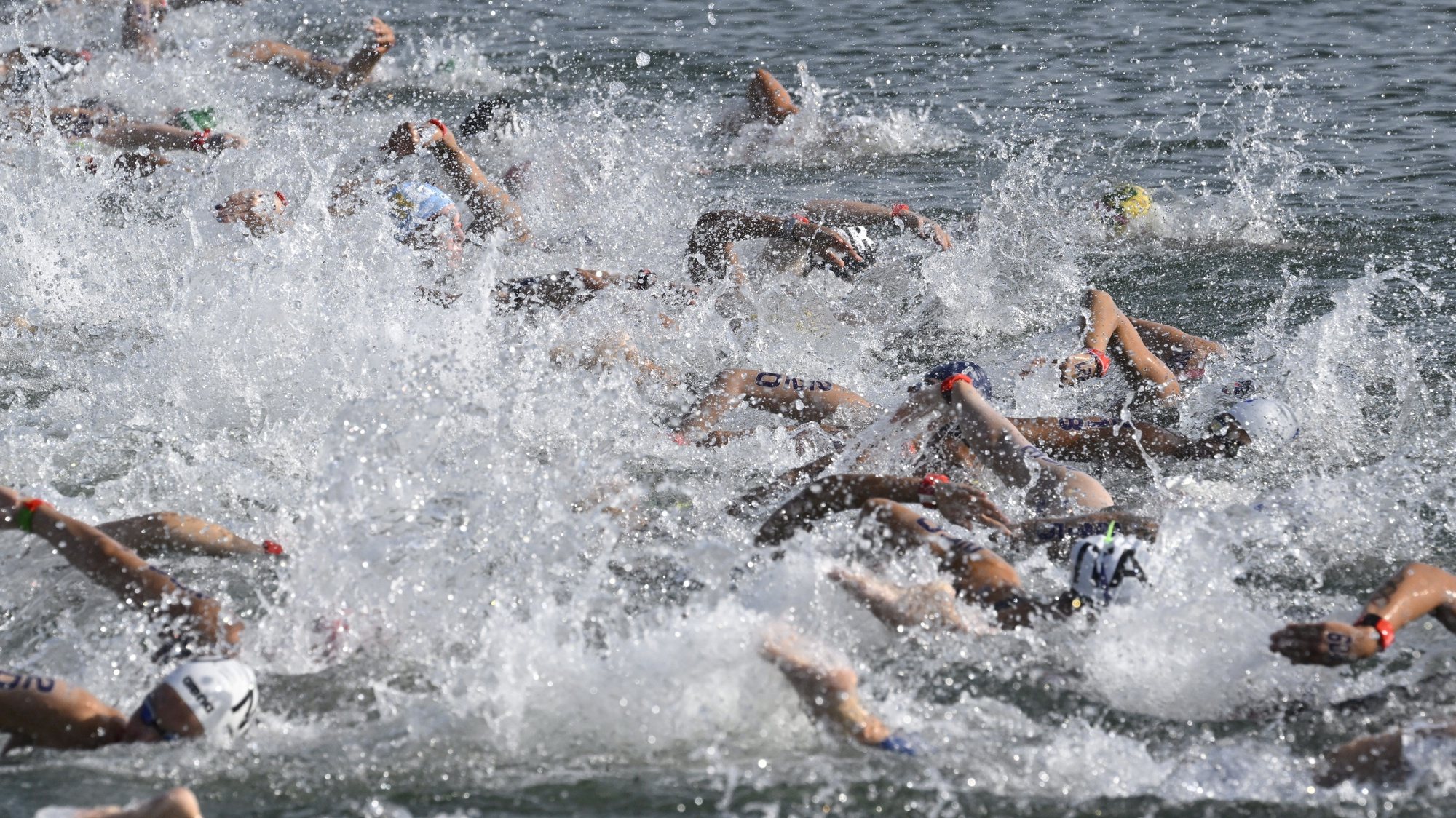epa10040145 Swimmers compete after the start of women&#039;s open water 10km race of 19th FINA World Championships in Lake Lupa in Budakalasz,, Hungary, 29 June 2022.  EPA/Zsolt Szigetvary HUNGARY OUT