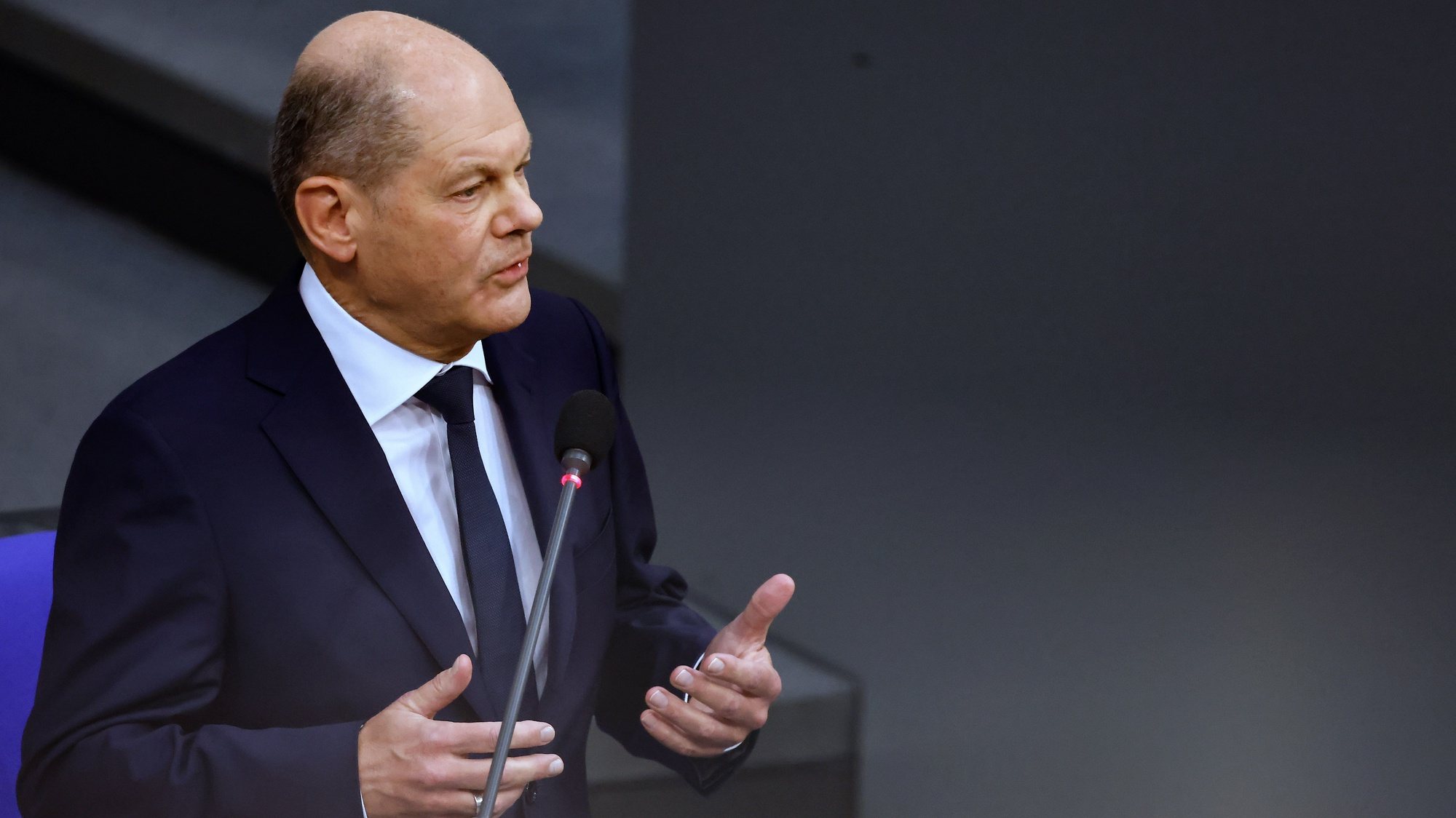 epa10976049 German Chancellor Olaf Scholz during a session of questions addressed to the federal government at the German parliament Bundestag, in Berlin, Germany, 15 November 2023.  EPA/HANNIBAL HANSCHKE