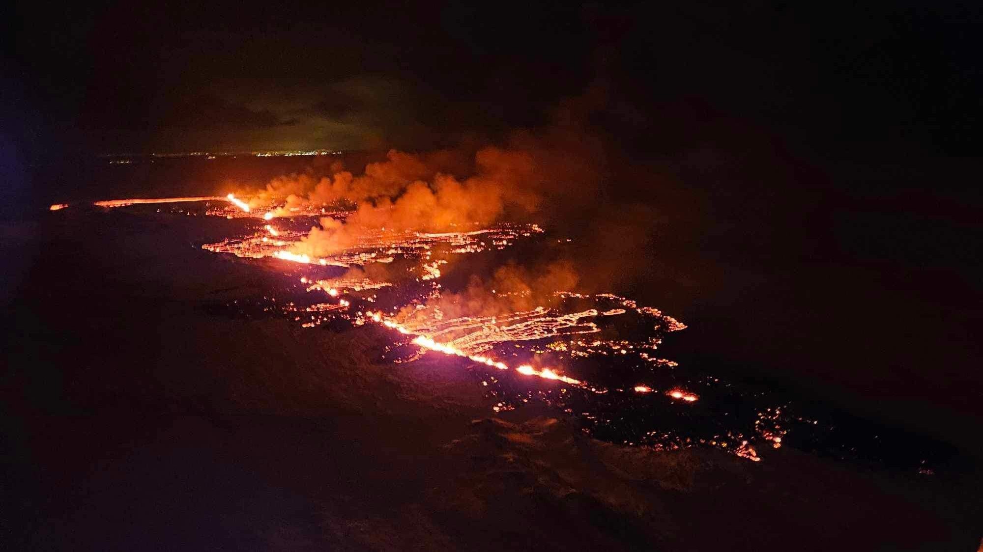 O vulcão entrou em erupção no Sudoeste da Islândia, na noite de sábado, pela quarta vez em três meses