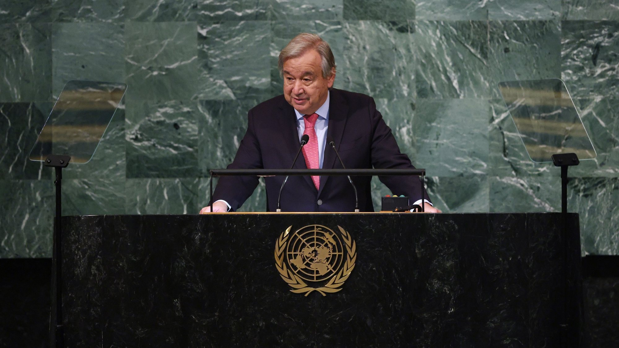 epa10195121 United National Secretary General Antonio Guterres speaks as he opens the 77th General Debate inside the General Assembly Hall at United Nations Headquarters in New York, New York, USA, 20 September 2022.  EPA/JUSTIN LANE