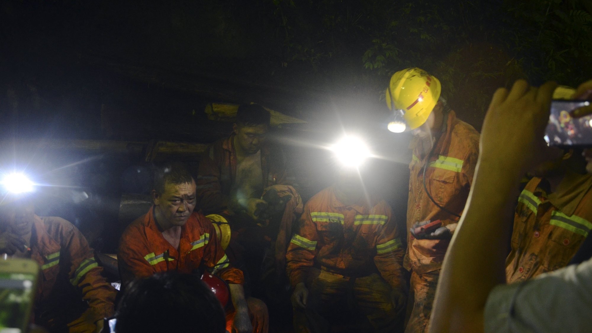 epa05951671 Rescuers talk to the media at a coal mine in Youxian county, Hunan province, China, 08 May 2017. Eighteen workers were killed by poisonous gas in the Jilinqiao Colliery on 07 April, and the other 37 were rescued and hospitalized.  EPA/CAI HENG CHINA OUT