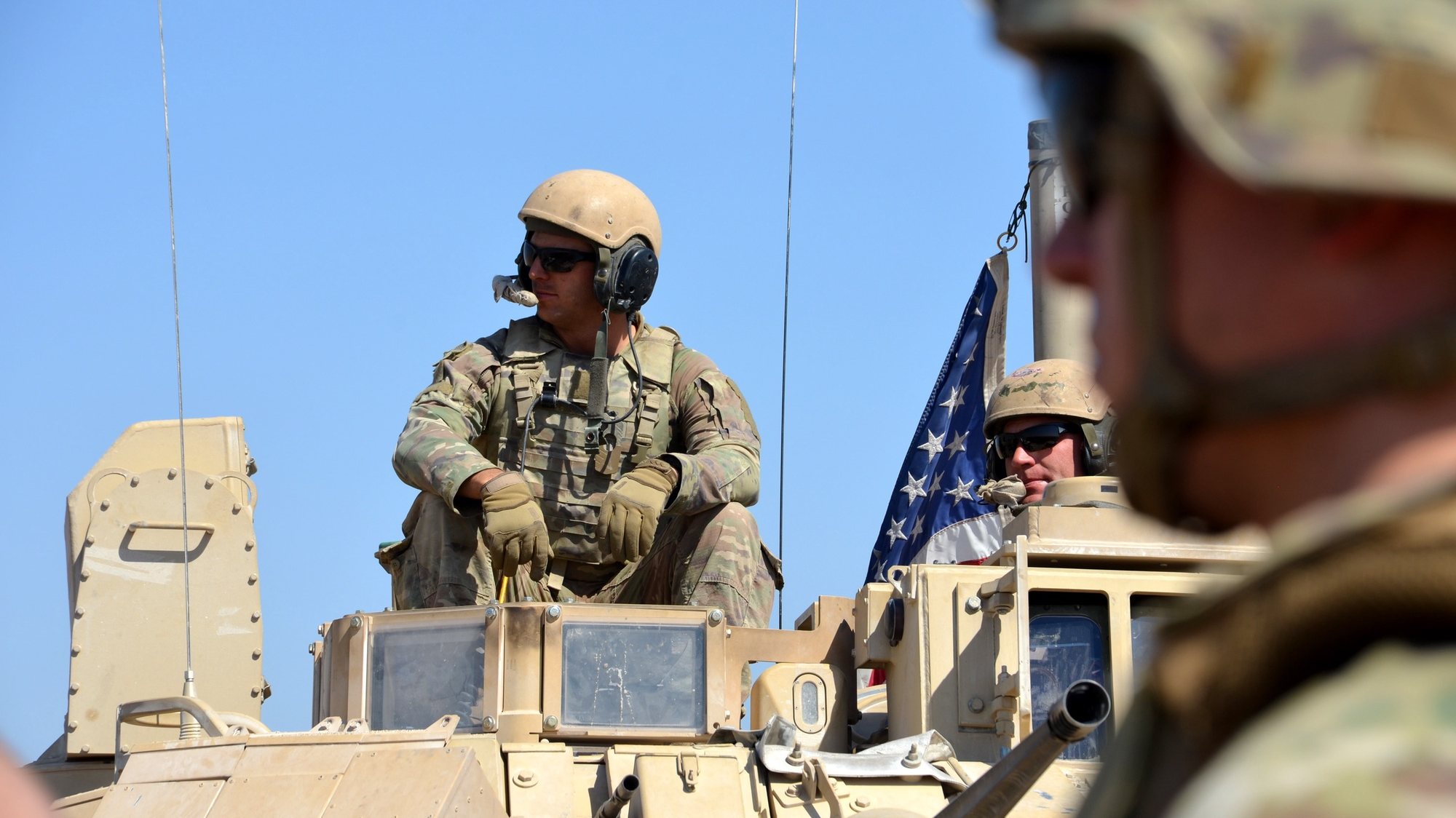 epa10167543 US soldiers take part in Military exercises with Syria democratic forces (SDF) at Dayrik town close to the tri-border between Syria, Iraq, and Turkey in al-Hasakah governorate, northeastern Syria, 07 September 2022. The US-led coalition carried out the first joint military exercise with the Syrian Democratic Forces (SDF) in the border village of Taqil Baqil in Derik district near the tri-border between Syria, Iraq, and Turkey. The SDF said that the maneuver aims to raise the readiness of the SDF and make it ready to repel possible attacks that launched by ISIS cells in the region.  EPA/AHMED MARDNLI