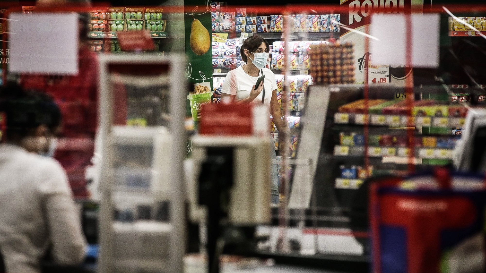 Pessoas fazem as suas compras em um supermercado no Centro Comercial Colombo, em Lisboa, 1 de junho de 2020. A atual situação da pandemia da covid-19 na região de Lisboa e Vale do Tejo impediu a abertura em pleno deste centro comercial. MÁRIO CRUZLUSA