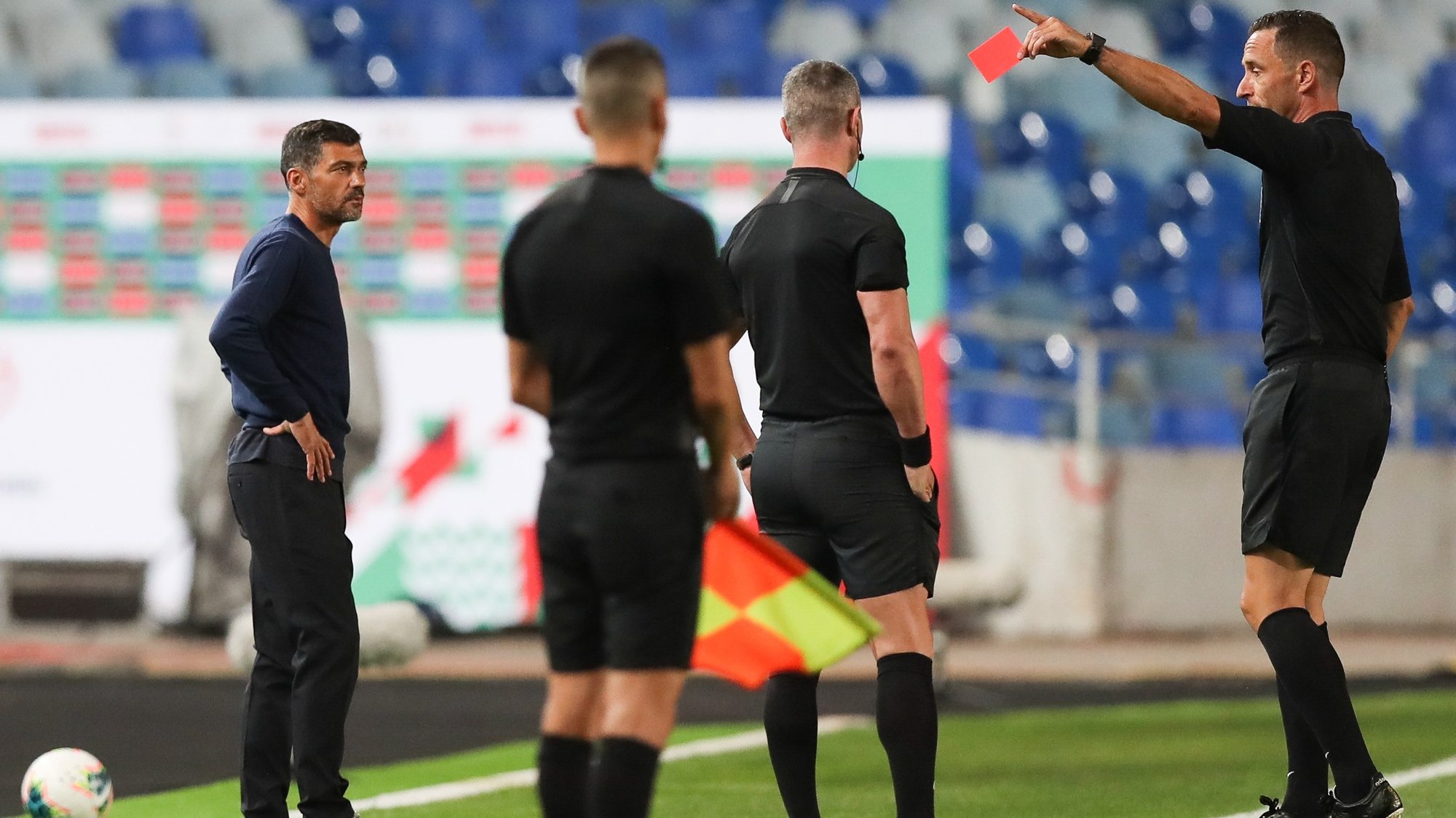 epa08579848 The referee Artur Soares Dias (R) shows a red card to FC Porto&#039;s head-coach Sergio Conceicao (L) during the Portuguese Cup final soccer match between Benfica and FC Porto, held at Coimbra City stadium, Coimbra, Portugal, 1st August 2020.  EPA/JOSE COELHO