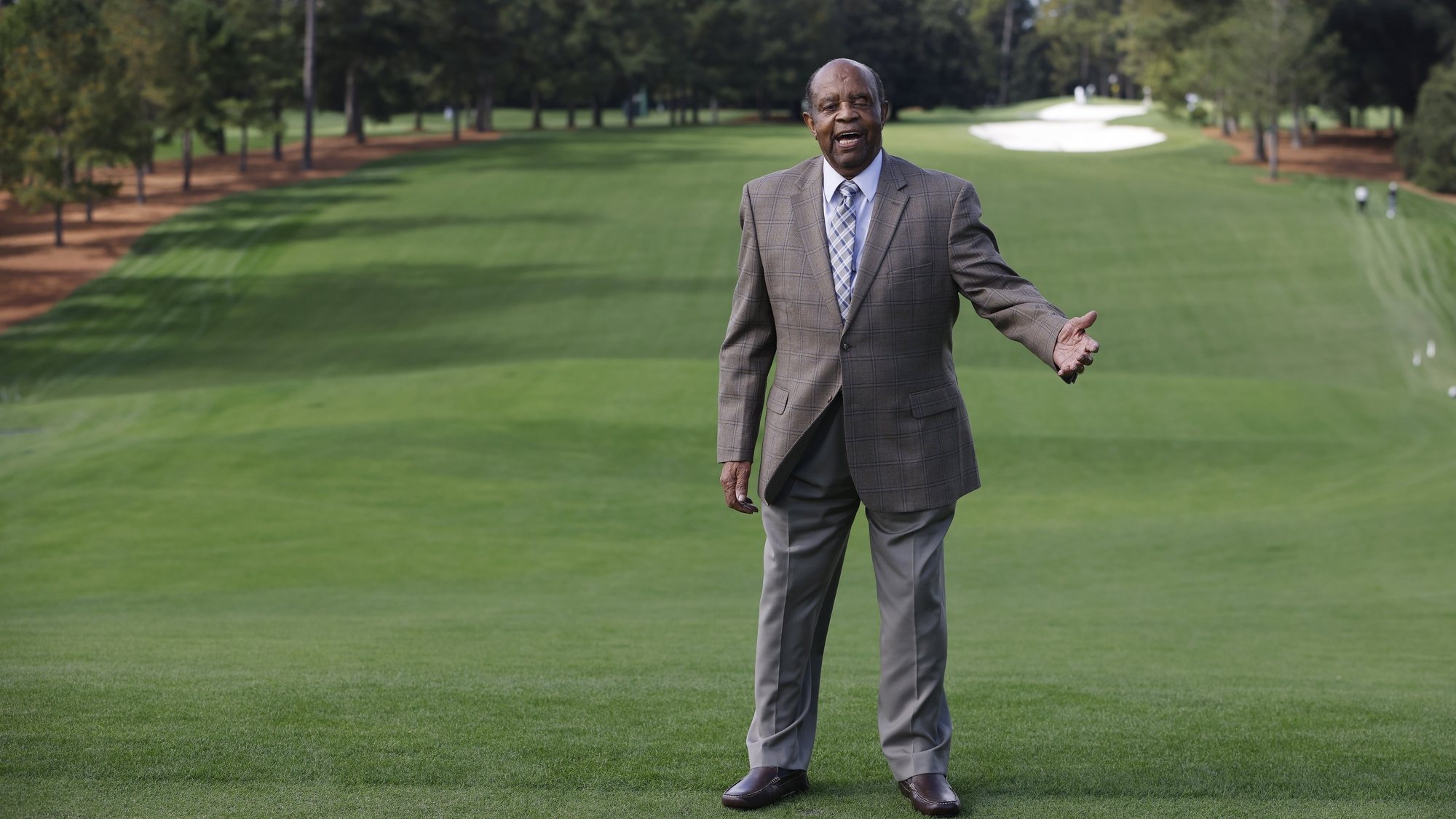 epa08810202 Lee Elder, the first black man to compete in the Masters Tournament in 1975, poses on the first tee during the first practice round of the 2020 Masters Tournament at the Augusta National Golf Club in Augusta, Georgia, USA, 09 November 2020. The Augusta National Golf Club announced that scholarships will be established in Elder&#039;s name and he has been invited to be an Honorary Starter for the 2021 Masters.  EPA/ERIK S. LESSER