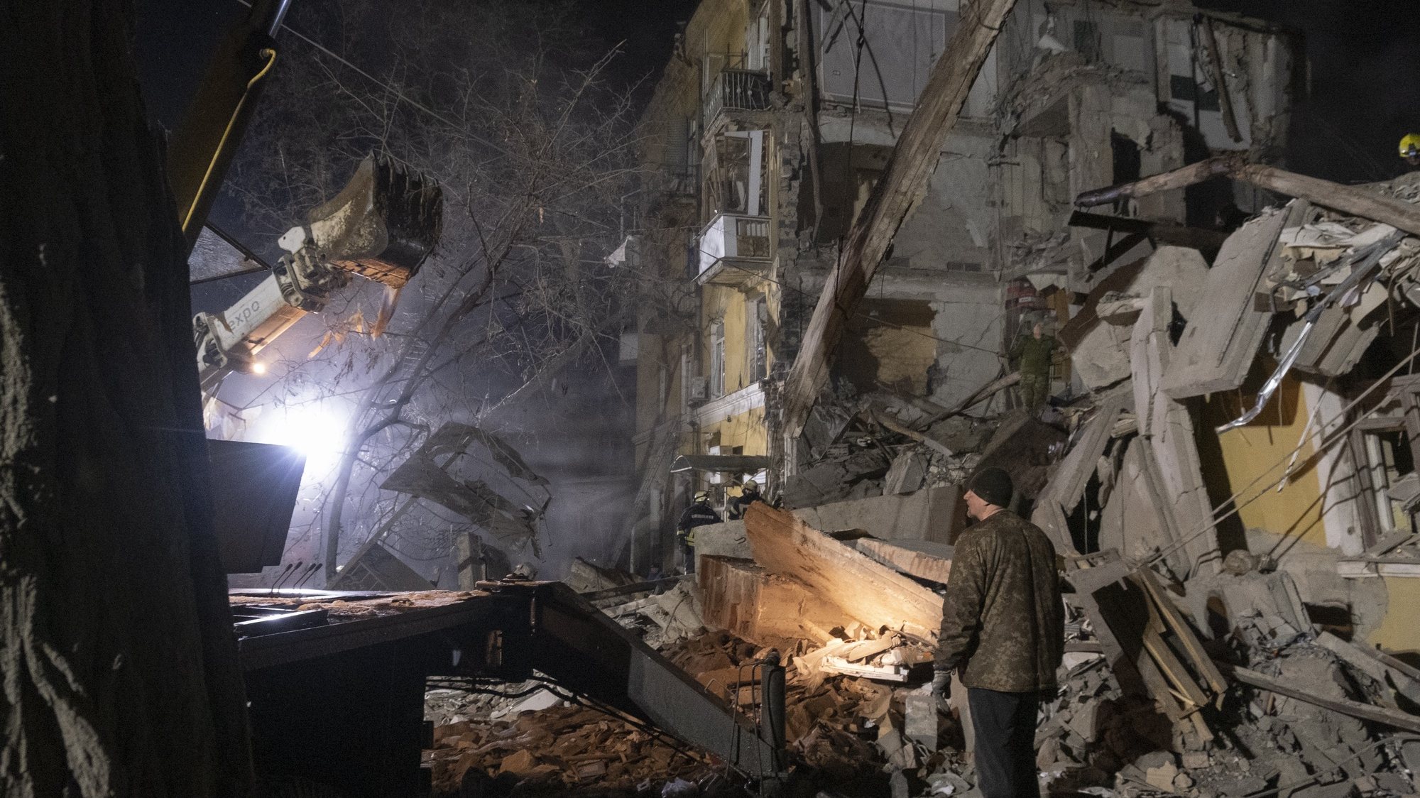 epa10443794 Ukrainian rescuers work on site following an overnight misssile strike on a residential district in Kramatorsk, Ukraine, early 02 February 2023. At least three people were killed and 21 injured, according to the Ukrainian Emergency Service (SES). Russian troops entered Ukraine territory on 24 February 2022 starting a conflict that has provoked destruction and a humanitarian crisis.  EPA/SERGEY SHESTAK