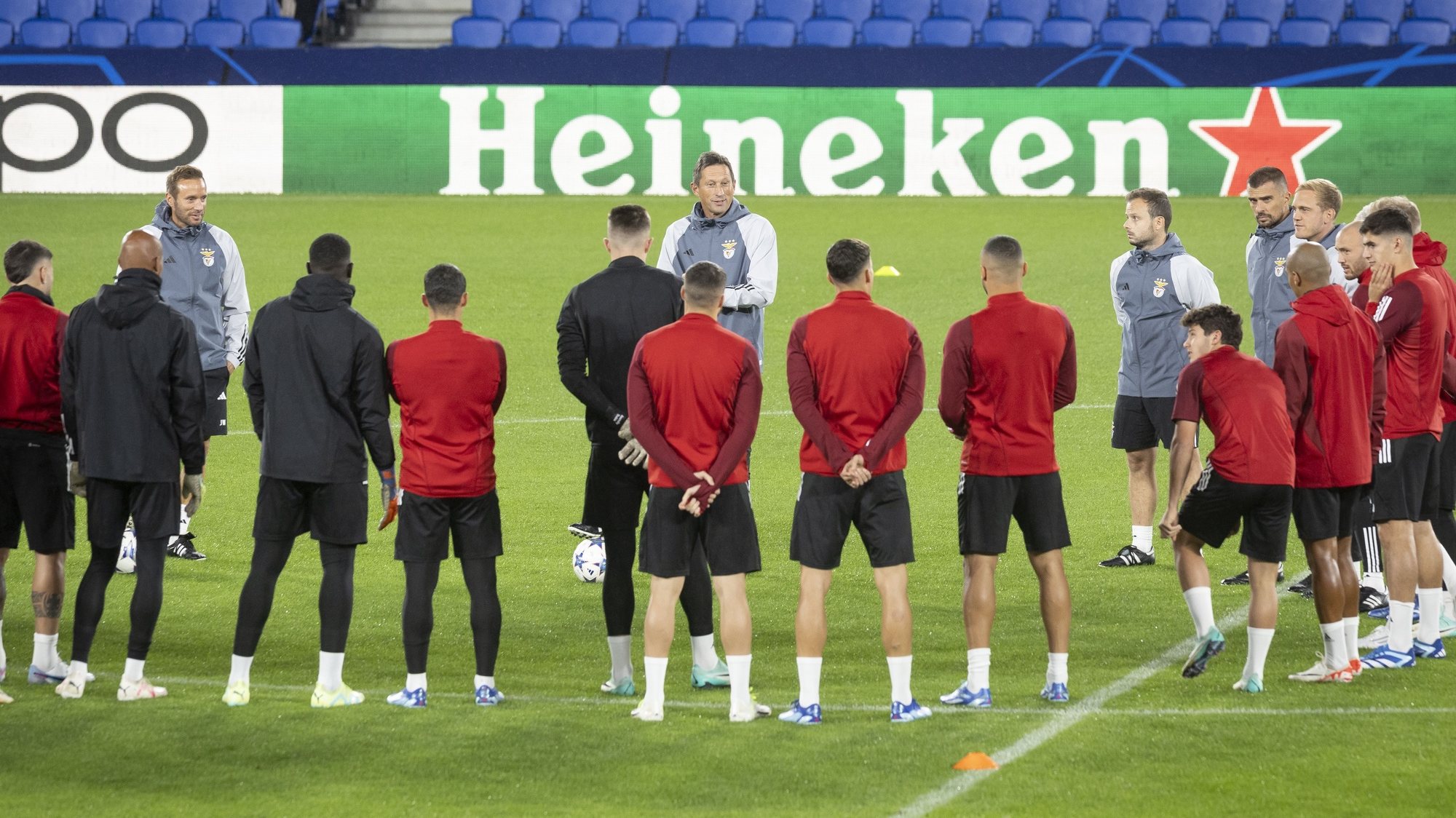 epa10963037 Benfica&#039;s head coach Roger Schmidt (C) leads a training session at Reale Arena stadium on the eve of their UEFA Champions League group D soccer match against SL Benfica in San Sebastian, Basque Country, Spain, 07 November 2023.  EPA/Javier Etxezarreta