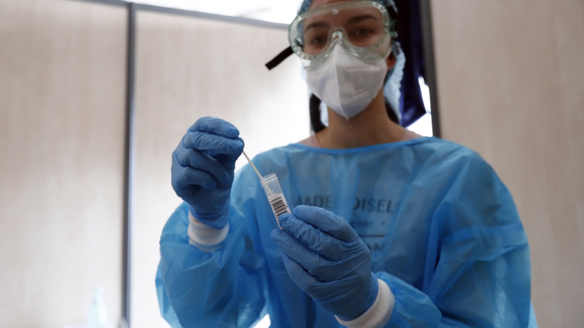epa08998581 A medical worker takes nasal swab samples at a test station for Covid-19 coronavirus in Montpellier, France, 09 February 2021. The top French medical authority (Haute autorite de Sante) has approved the vaccine AstraZeneca-Oxford for use in France, but only for people under 65, echoing decisions made in Sweden, Germany, Belgium and Switzerland over concerns about a lack of data on the effectiveness of the vaccine for over 65s.  EPA/GUILLAUME HORCAJUELO