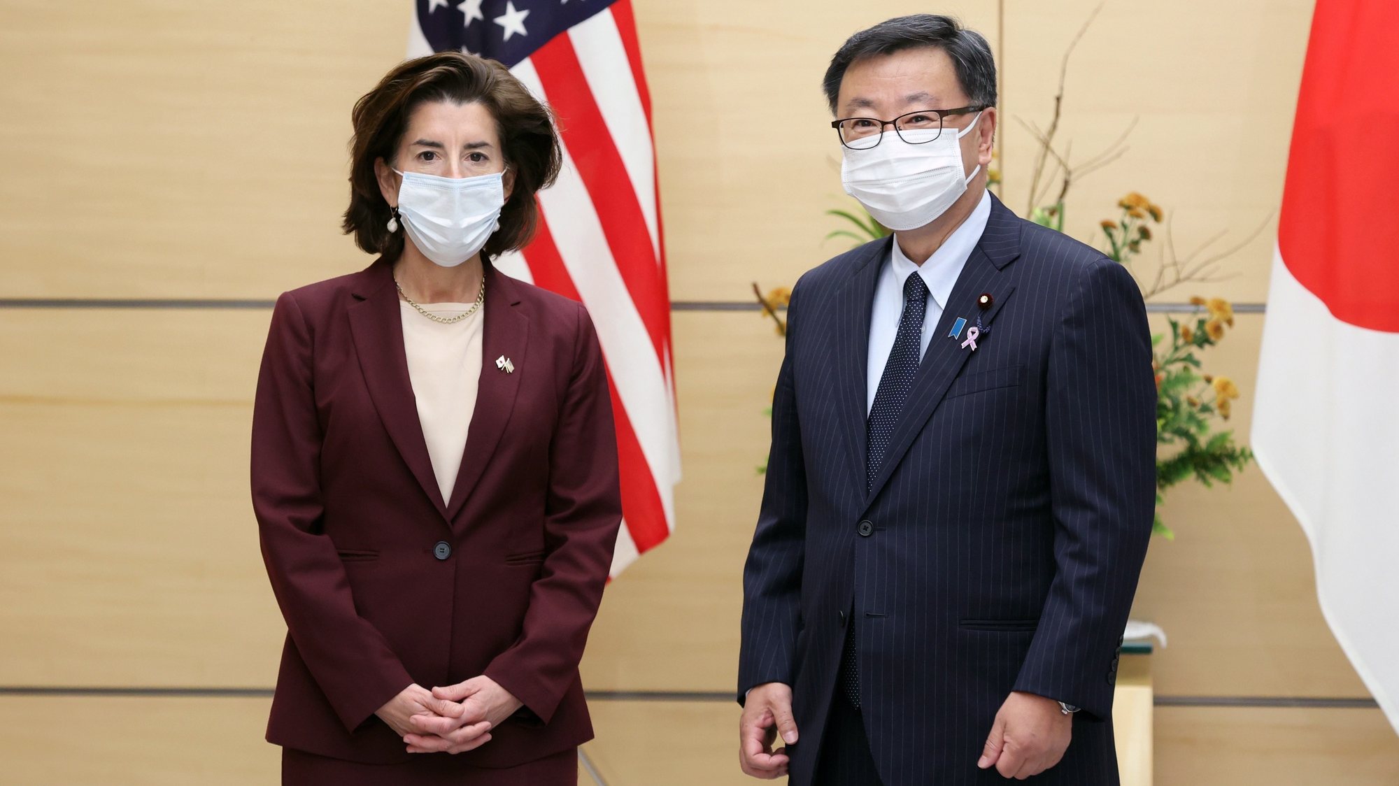 A secretária de Estado norte-americana Gina Raimondo encontra-se com o porta-voz do governo japonês Hirokazu Matsuno
