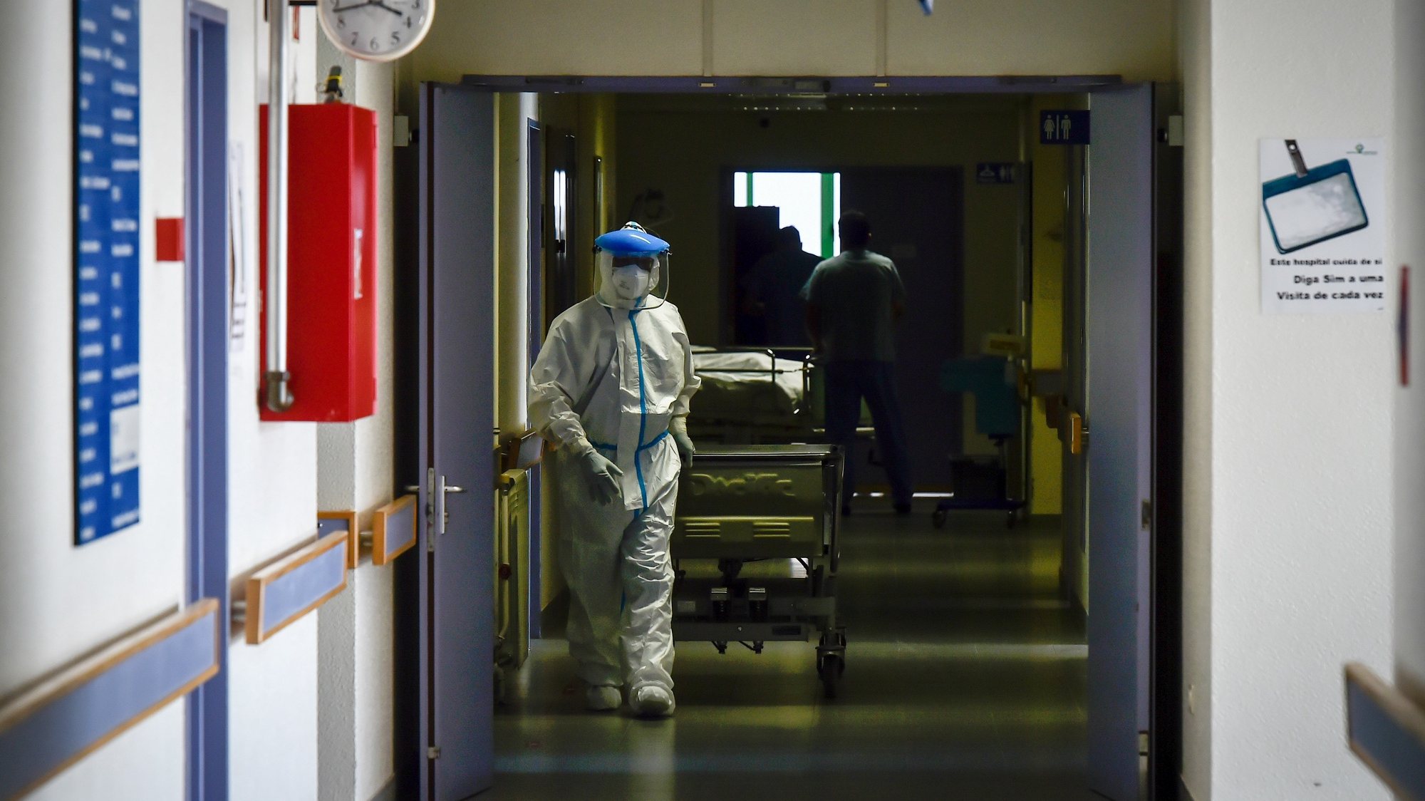 Um assistente operacional da morgue com a maca de transporte de cadáveres, dirige-se para enfermaria do piso 7 do Centro Hospitalar Tondela Viseu (CHTV), dedicado ao tratamento de doentes com covid-19, em Viseu, 09 de março de 2021. (ACOMPANHA TEXTO DA LUSA DO DIA 10 DE MARÇO DE 2021). NUNO ANDRÉ FERREIRA/LUSA