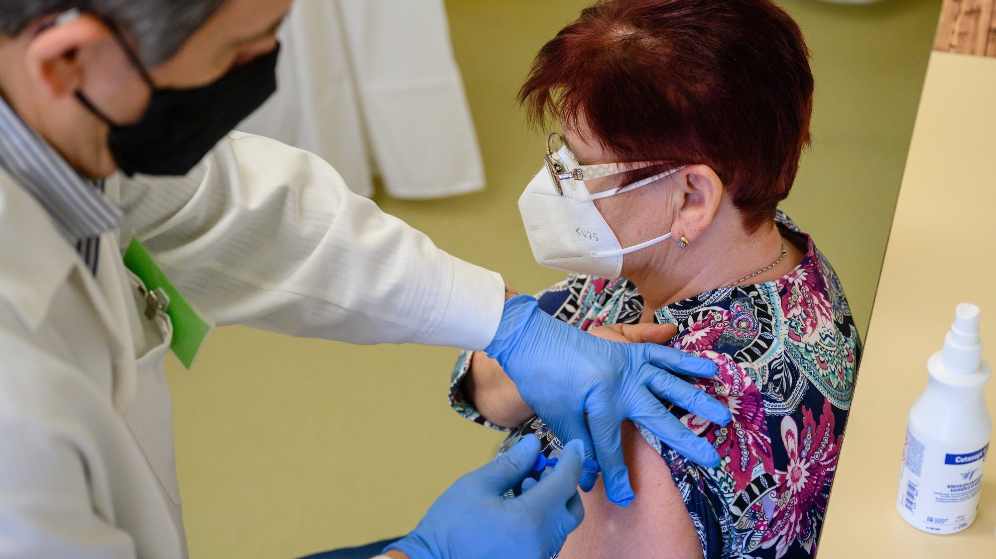epa09087622 A health worker administers the first dose of the Russian vaccine Sputnik V to a patient at Szent Gyorgy Training Hospital in Szekesfehervar, Hungary, 21 March 2021, as the vaccination with Sputnik V against Covid-19 continues in the country.  EPA/Tamas Vasvari HUNGARY OUT