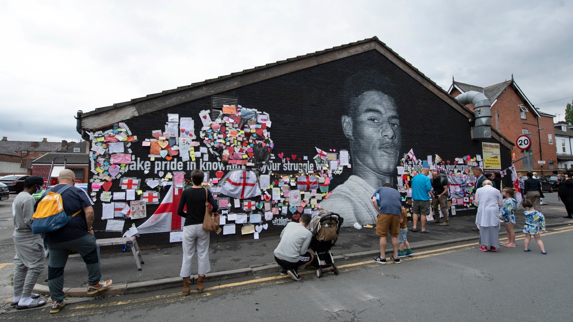 Um mural ao jogador Marcus Rashford na sequência dos insultos racistas de que foi alvo